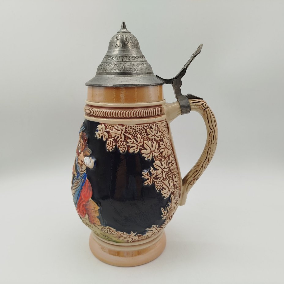 Кружка пивная с крышкой, декорированная трактирной сценкой, керамика, роспись, олово, Original King, Австрия, 1950-1990 гг.