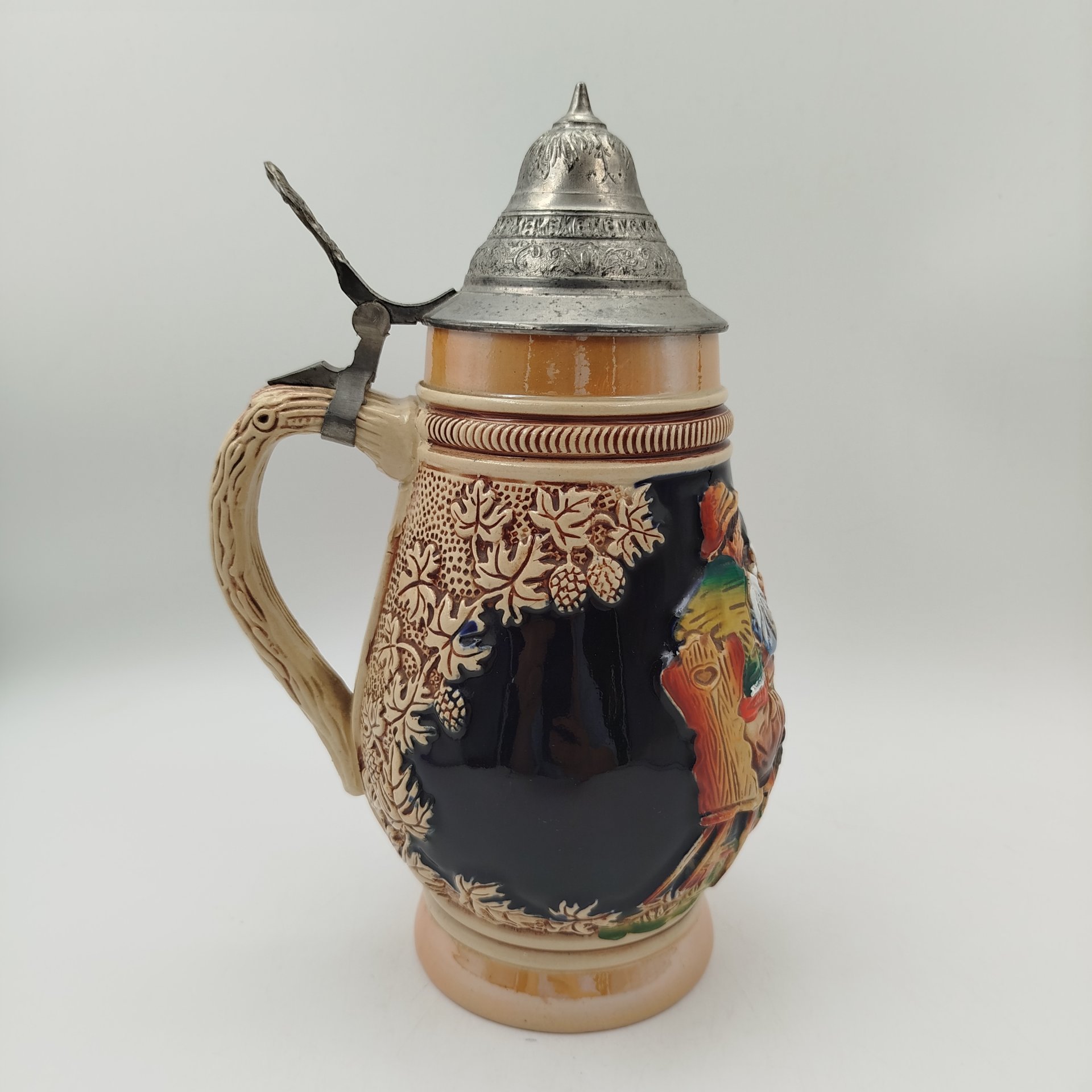 Кружка пивная с крышкой, декорированная трактирной сценкой, керамика, роспись, олово, Original King, Австрия, 1950-1990 гг.