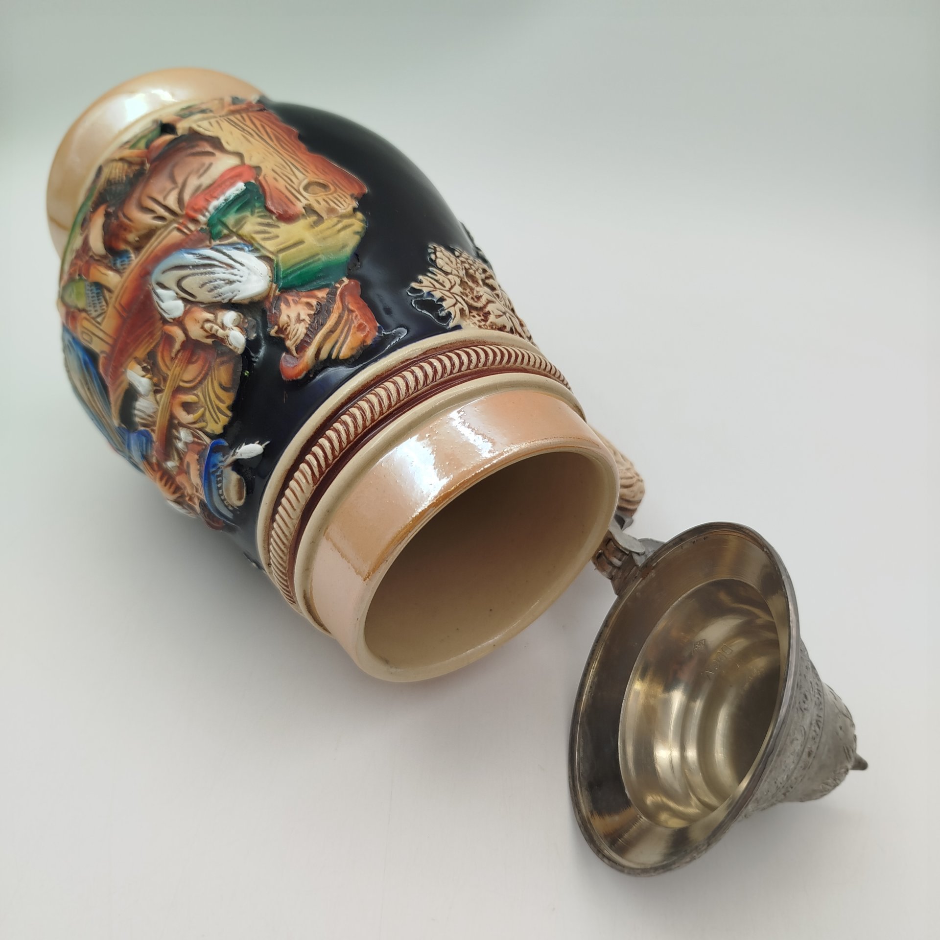 Кружка пивная с крышкой, декорированная трактирной сценкой, керамика, роспись, олово, Original King, Австрия, 1950-1990 гг.