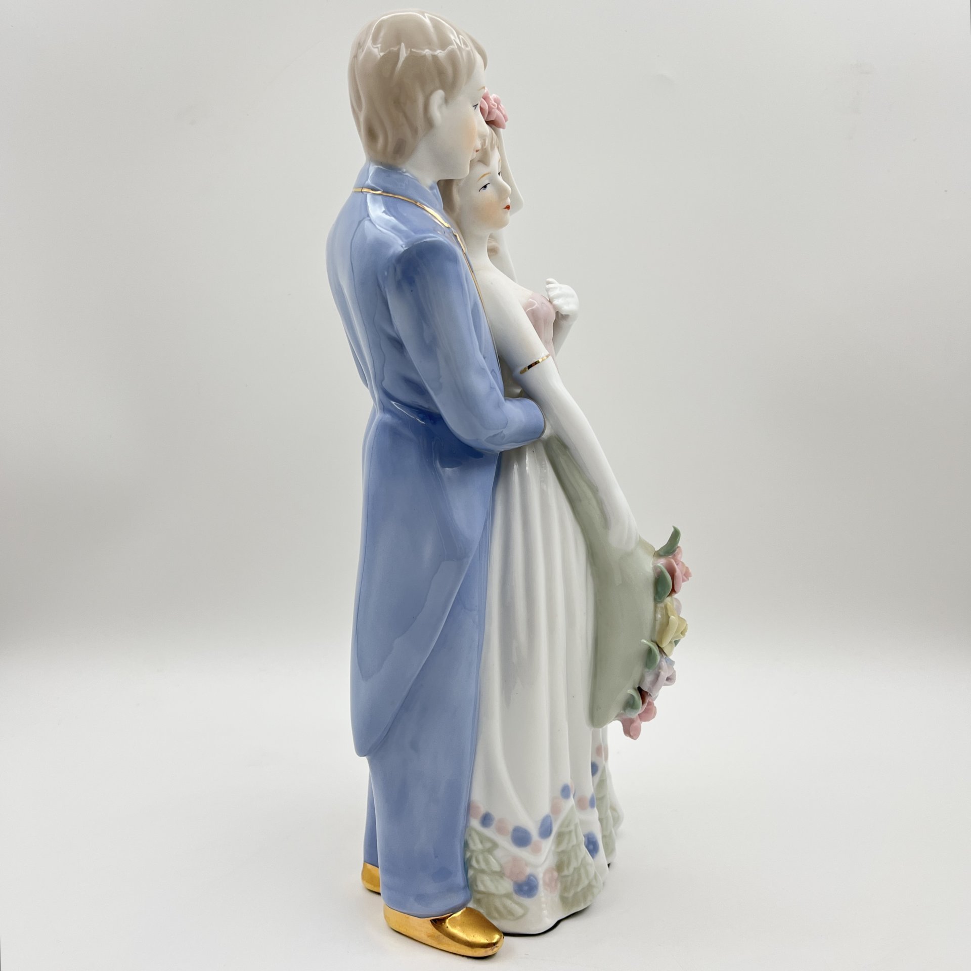 Статуэтка "Молодожены", фарфор, роспись, золочение, Азия, 2000-2020 гг.