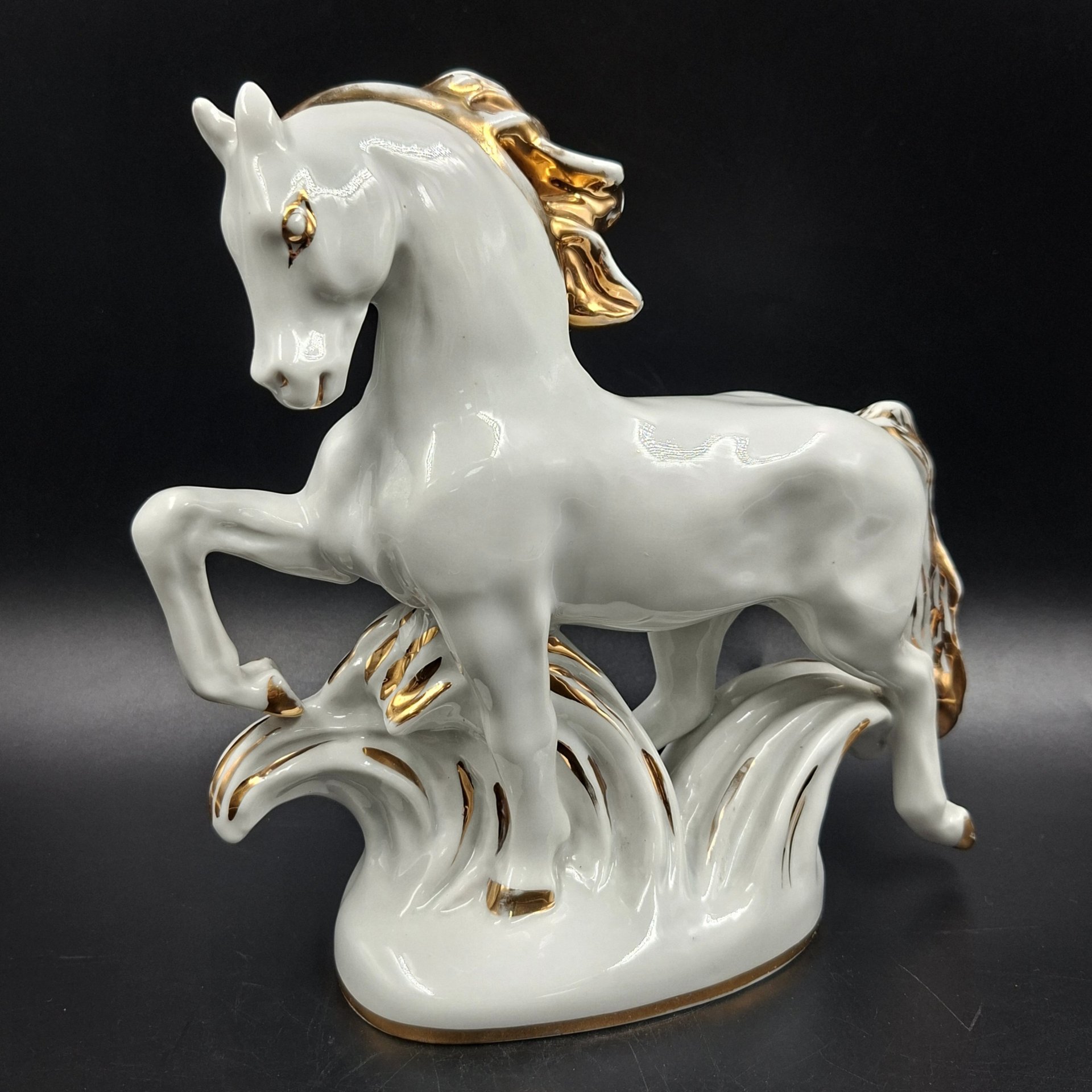 Статуэтка "Конь-огонь", автор формы И.С. Ефимов, фарфор, золочение, Ленинградский фарфоровый завод (ЛФЗ), СССР, 1960-1970 гг.