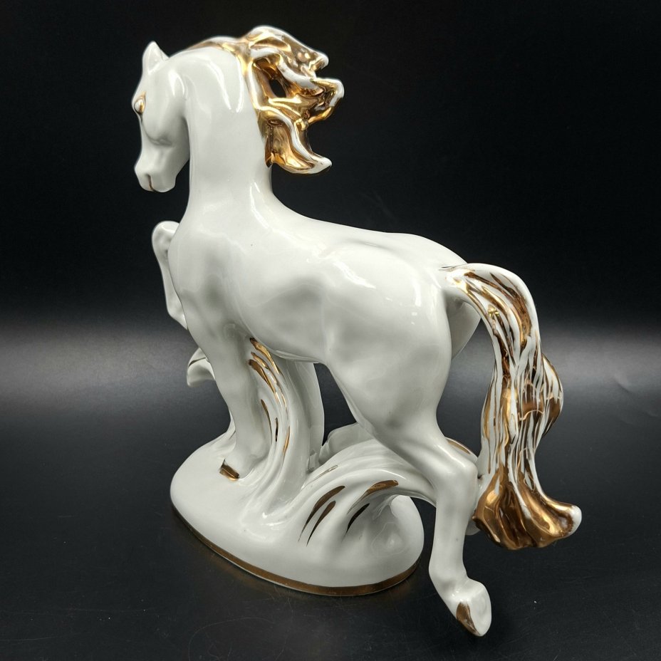 Статуэтка "Конь-огонь", автор формы И.С. Ефимов
