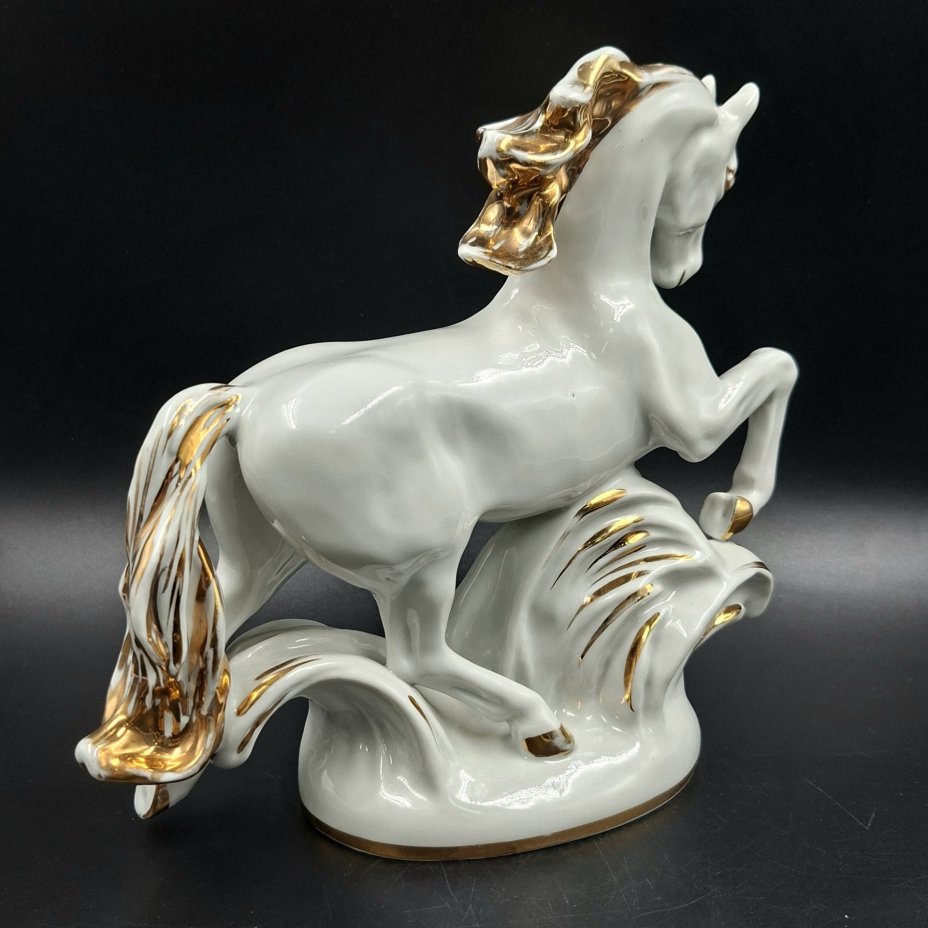 Статуэтка "Конь-огонь", автор формы И.С. Ефимов