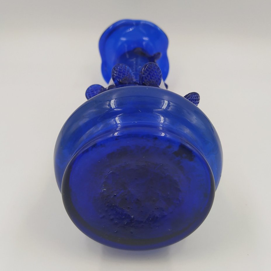 Ваза синего цвета с фестончатым горлом и декором на тулове