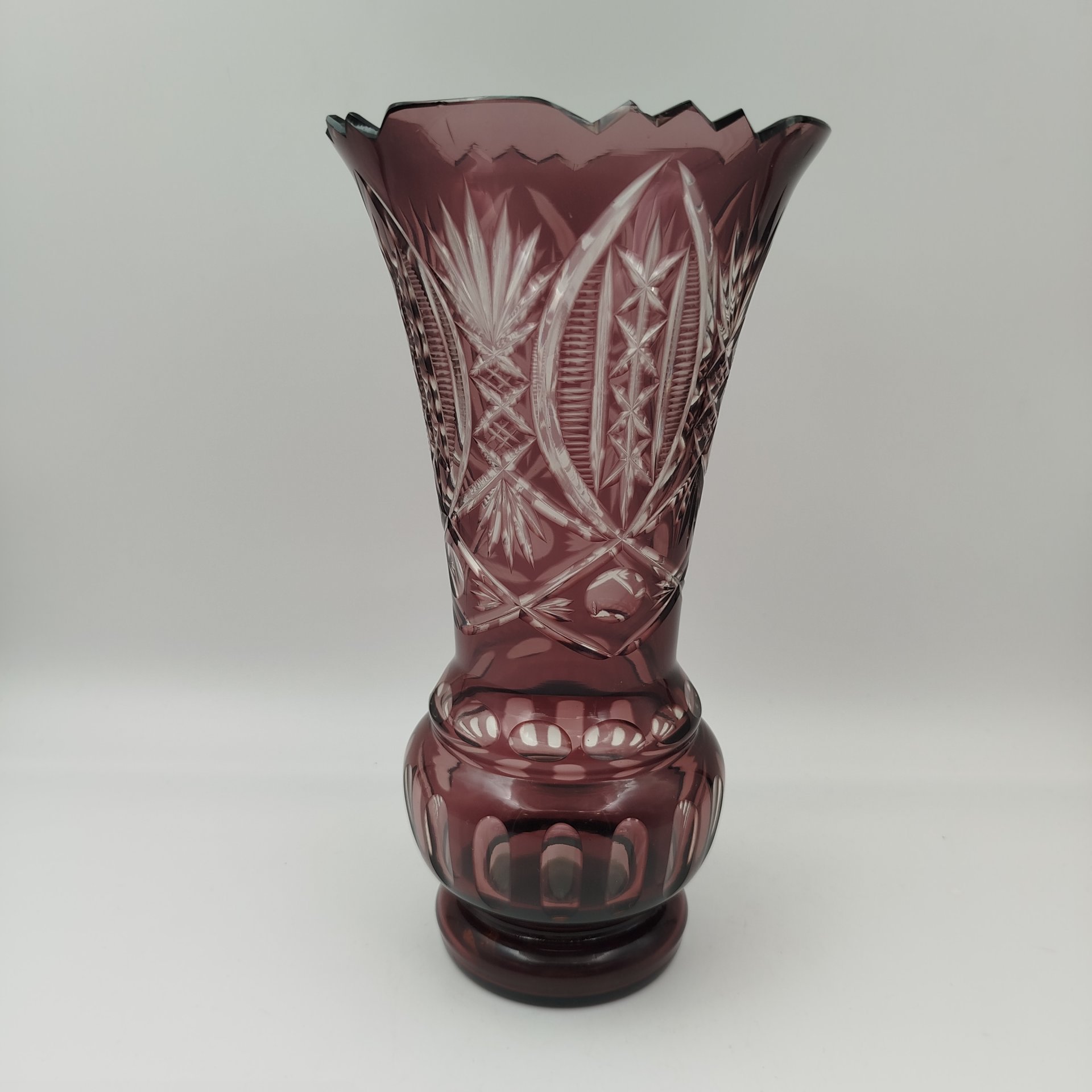 Ваза марганцевого цвета, украшенная линзами и резным декором, стекло, резьба, Дятьковский хрустальный завод, СССР, 1970-1990 гг.