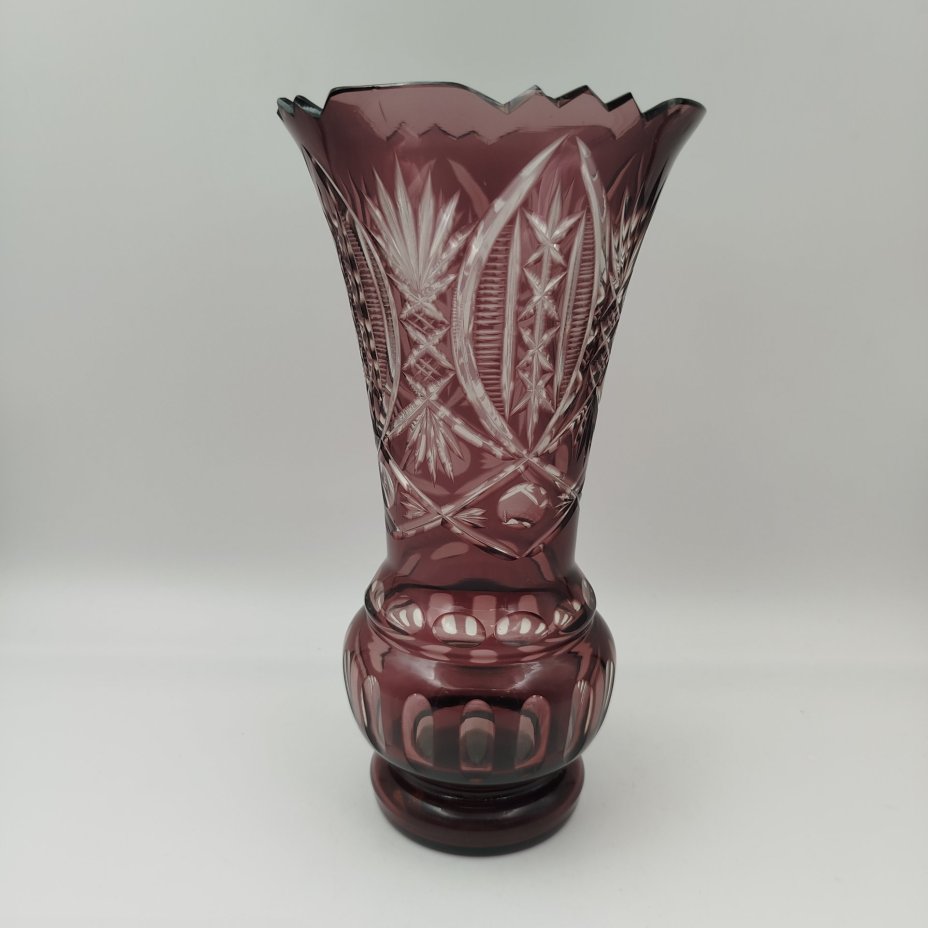 Ваза марганцевого цвета, украшенная линзами и резным декором, стекло, резьба, Дятьковский хрустальный завод, СССР, 1970-1990 гг.