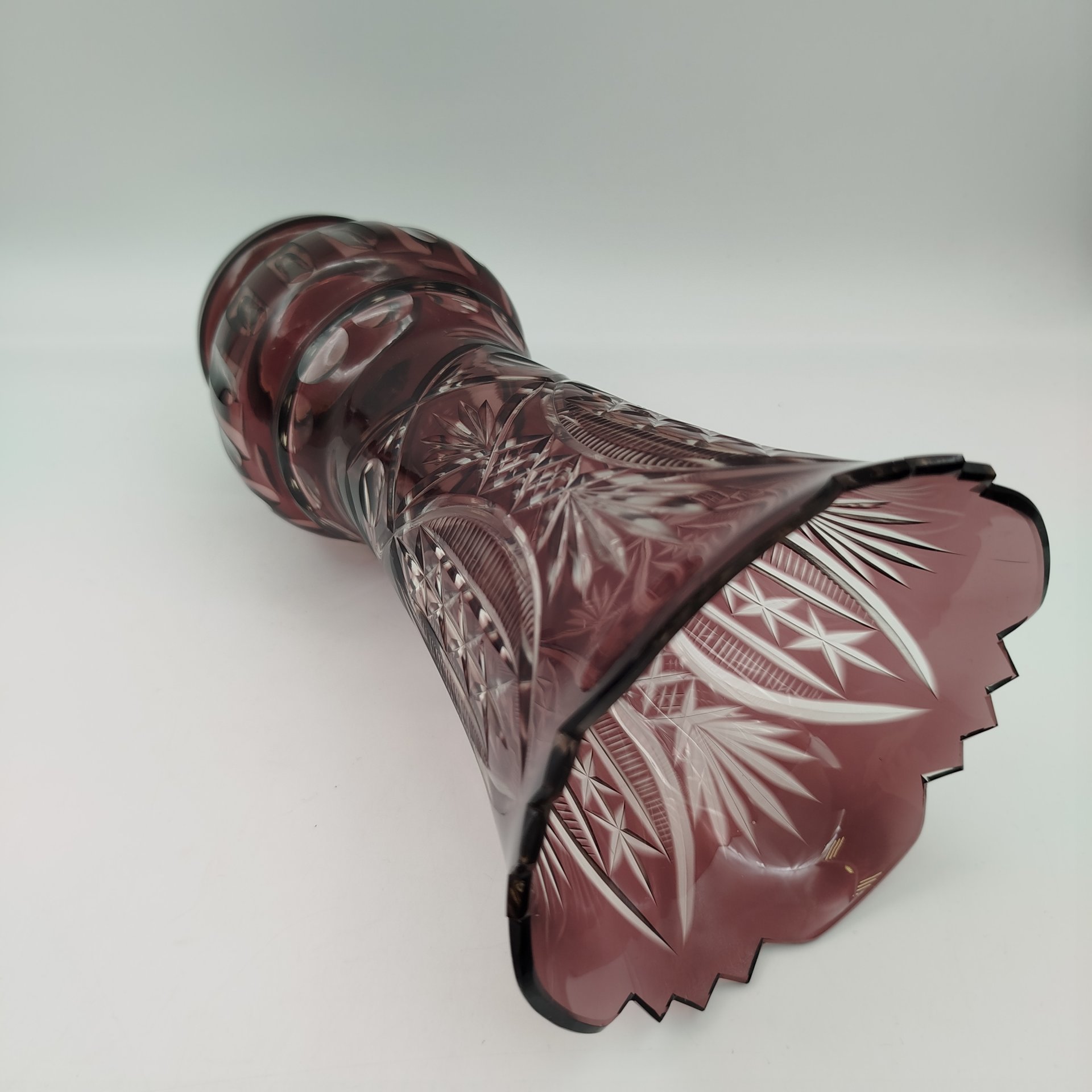 Ваза марганцевого цвета, украшенная линзами и резным декором, стекло, резьба, Дятьковский хрустальный завод, СССР, 1970-1990 гг.