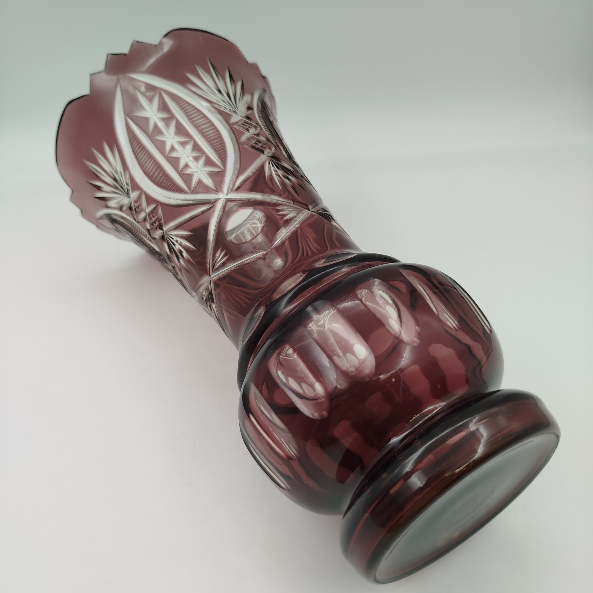 Ваза марганцевого цвета, украшенная линзами и резным декором, стекло, резьба, Дятьковский хрустальный завод, СССР, 1970-1990 гг.