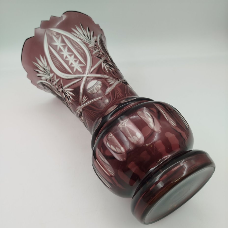 Ваза марганцевого цвета, украшенная линзами и резным декором, стекло, резьба, Дятьковский хрустальный завод, СССР, 1970-1990 гг.