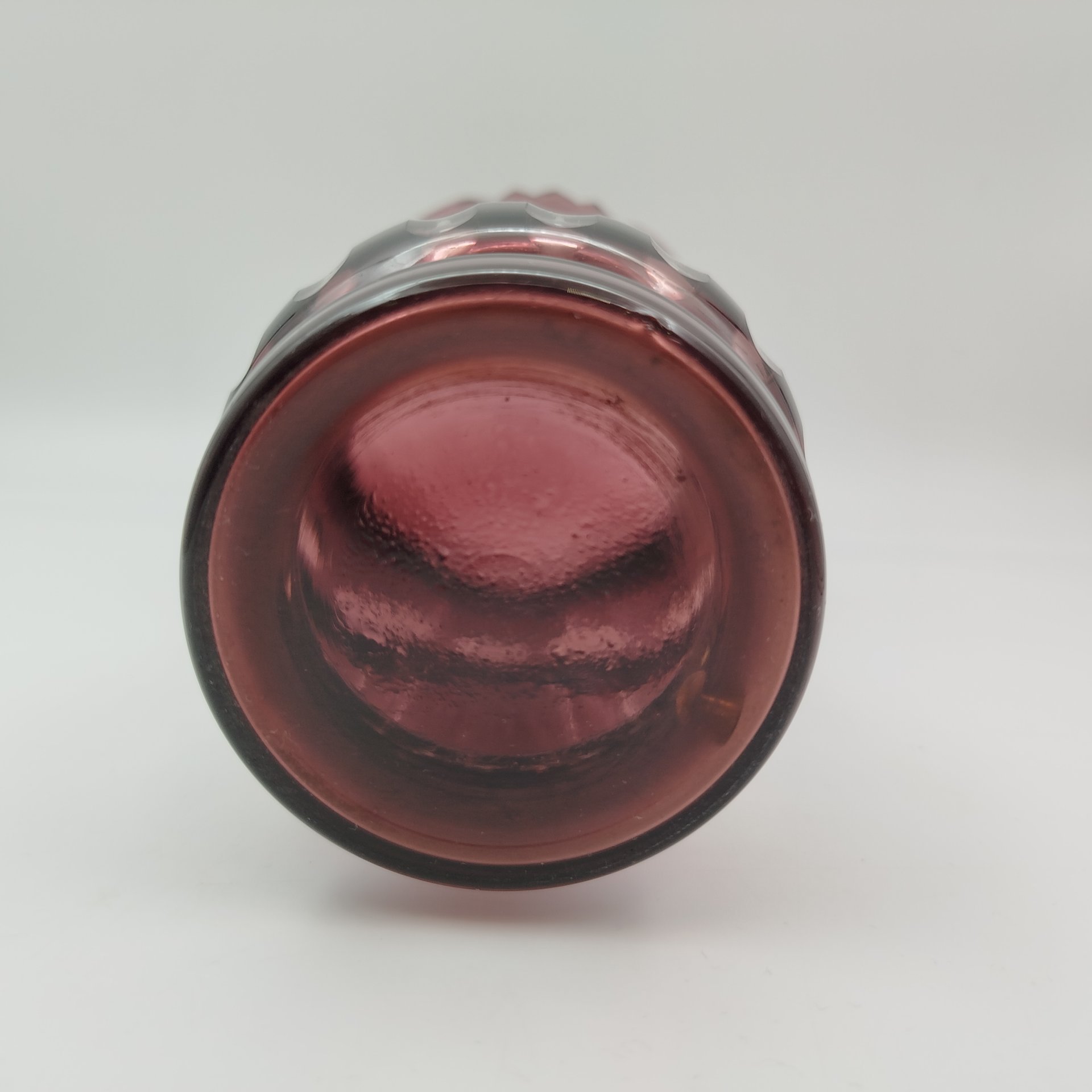 Ваза марганцевого цвета, украшенная линзами и резным декором, стекло, резьба, Дятьковский хрустальный завод, СССР, 1970-1990 гг.