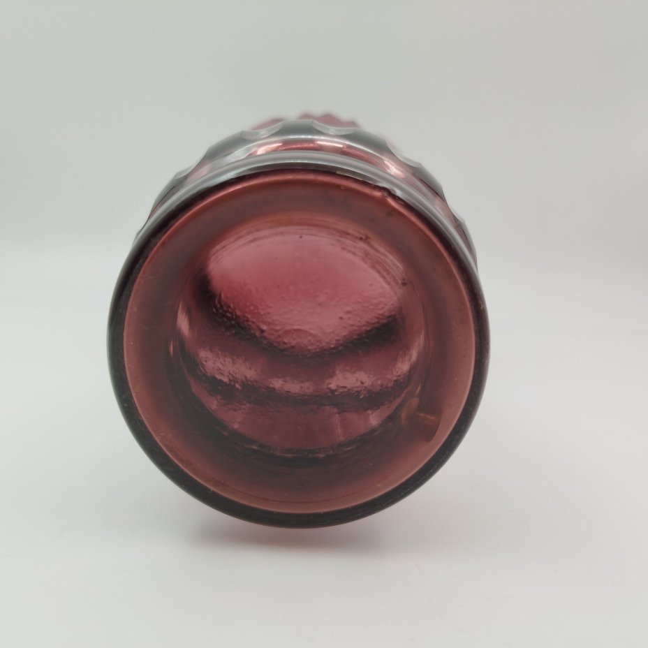 Ваза марганцевого цвета, украшенная линзами и резным декором, стекло, резьба, Дятьковский хрустальный завод, СССР, 1970-1990 гг.