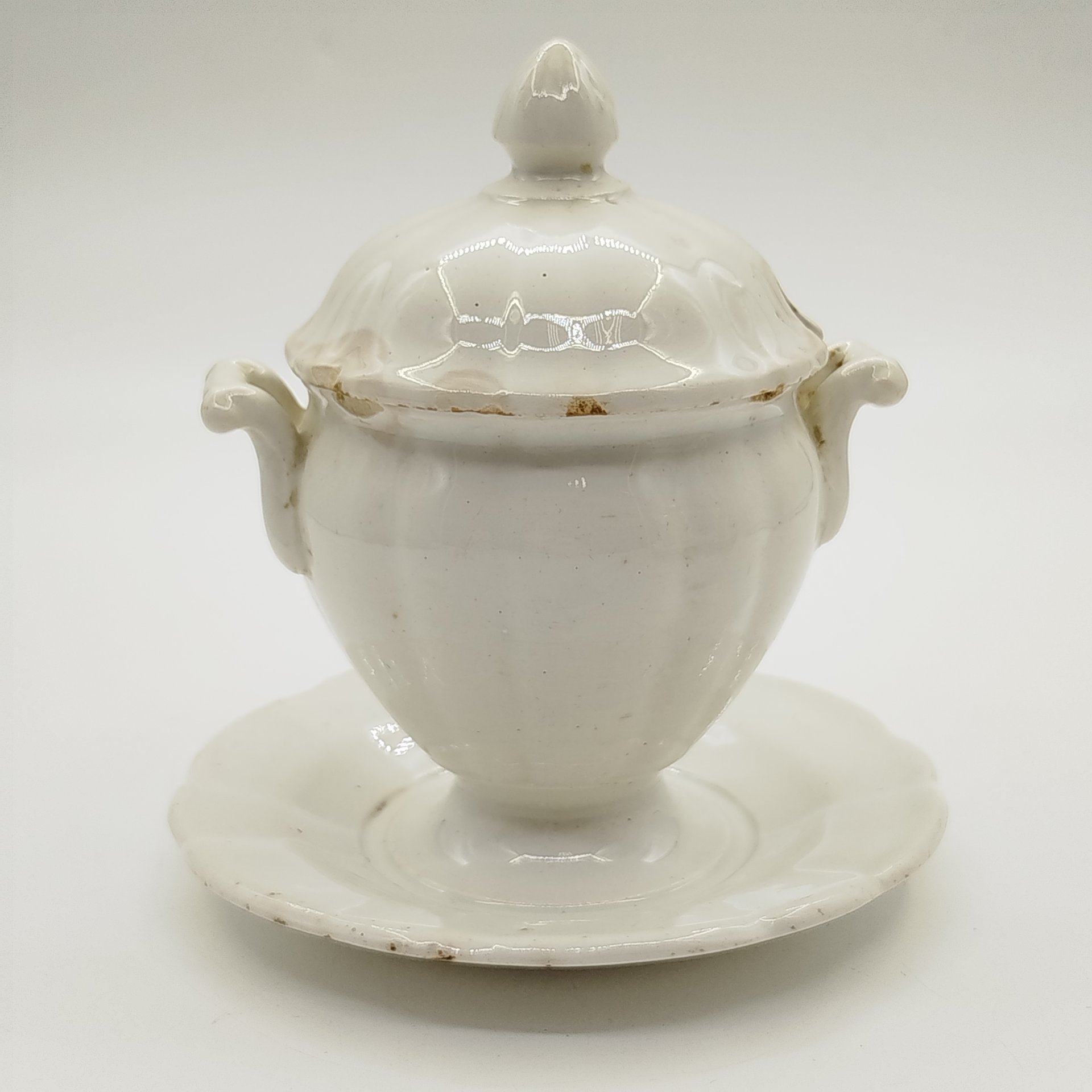 Соусник (горчичница) на подставке с рельефным декором