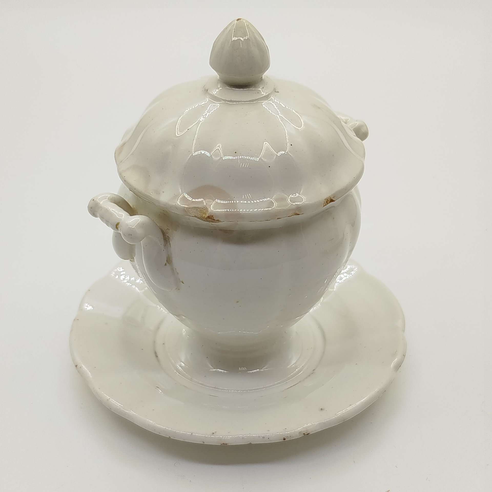 Соусник (горчичница) на подставке с рельефным декором