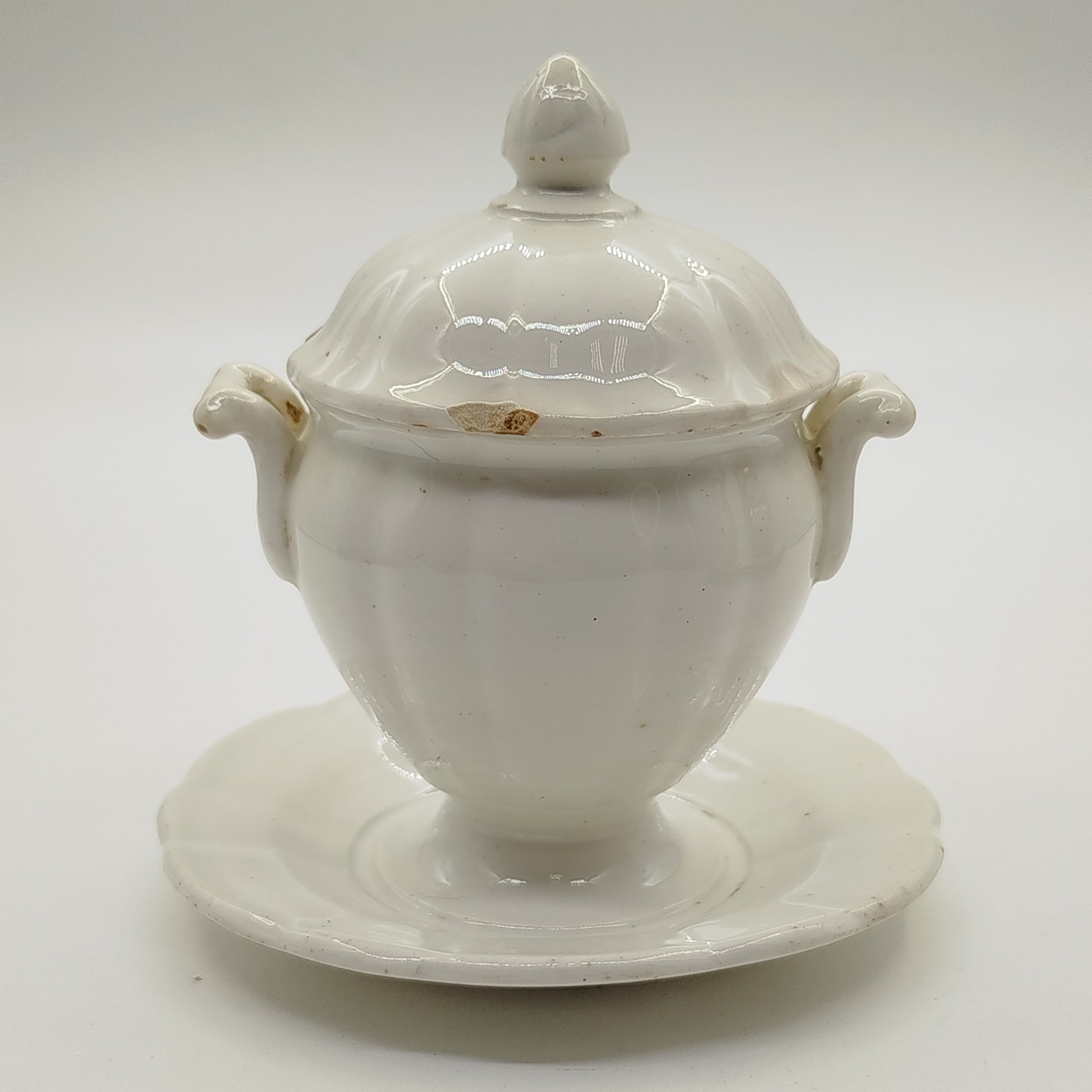 Соусник (горчичница) на подставке с рельефным декором