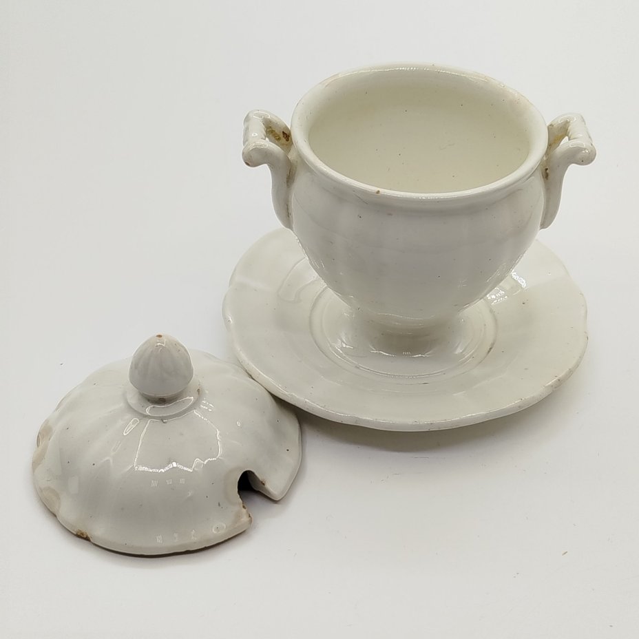 Соусник (горчичница) на подставке с рельефным декором