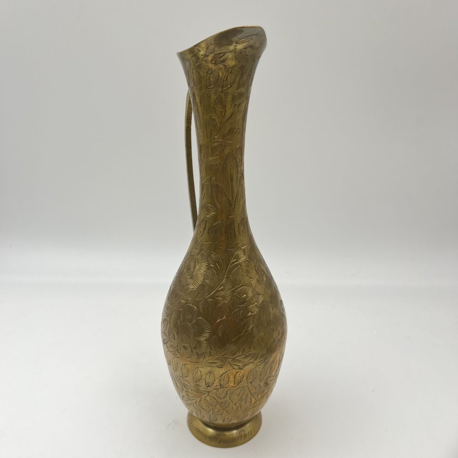 Кувшин с растительным декором в восточном стиле