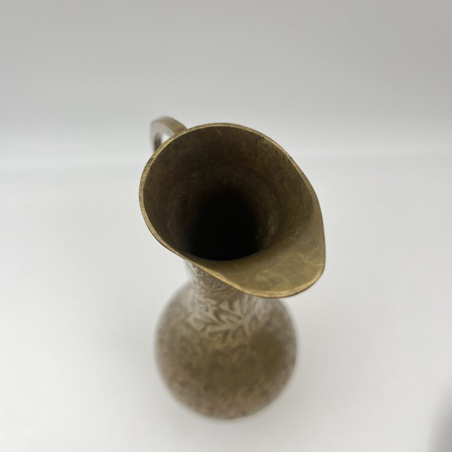 Кувшин с растительным декором в восточном стиле