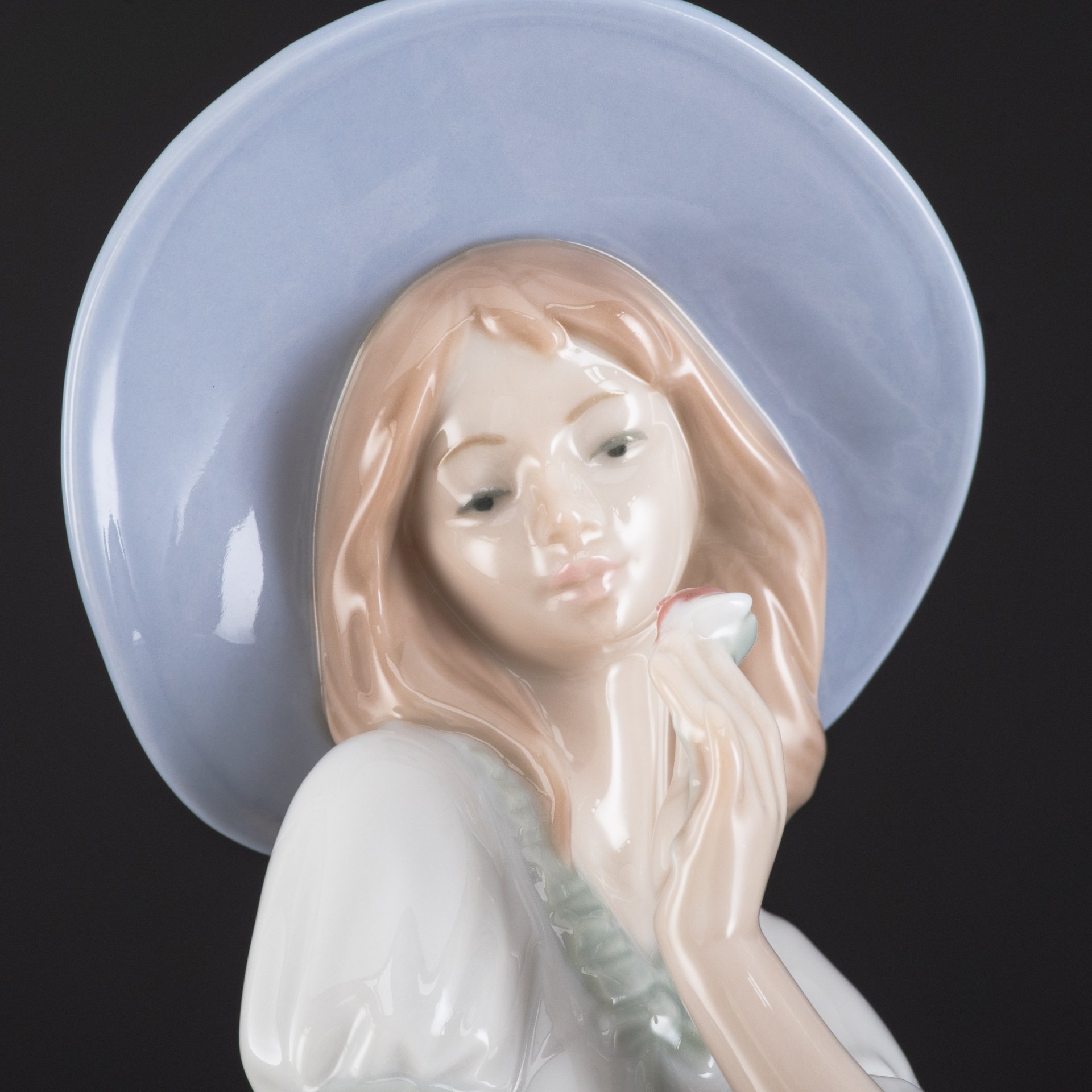 Статуэтка "Девушка с корзиной цветов", NAO Porcelain