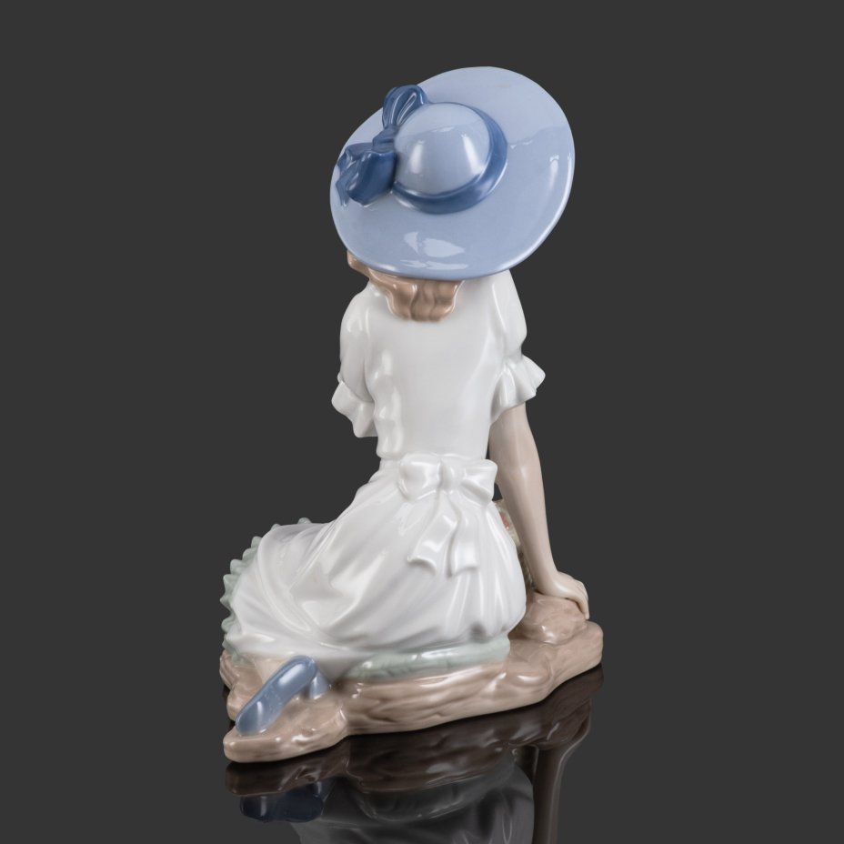 Статуэтка "Девушка с корзиной цветов", NAO Porcelain