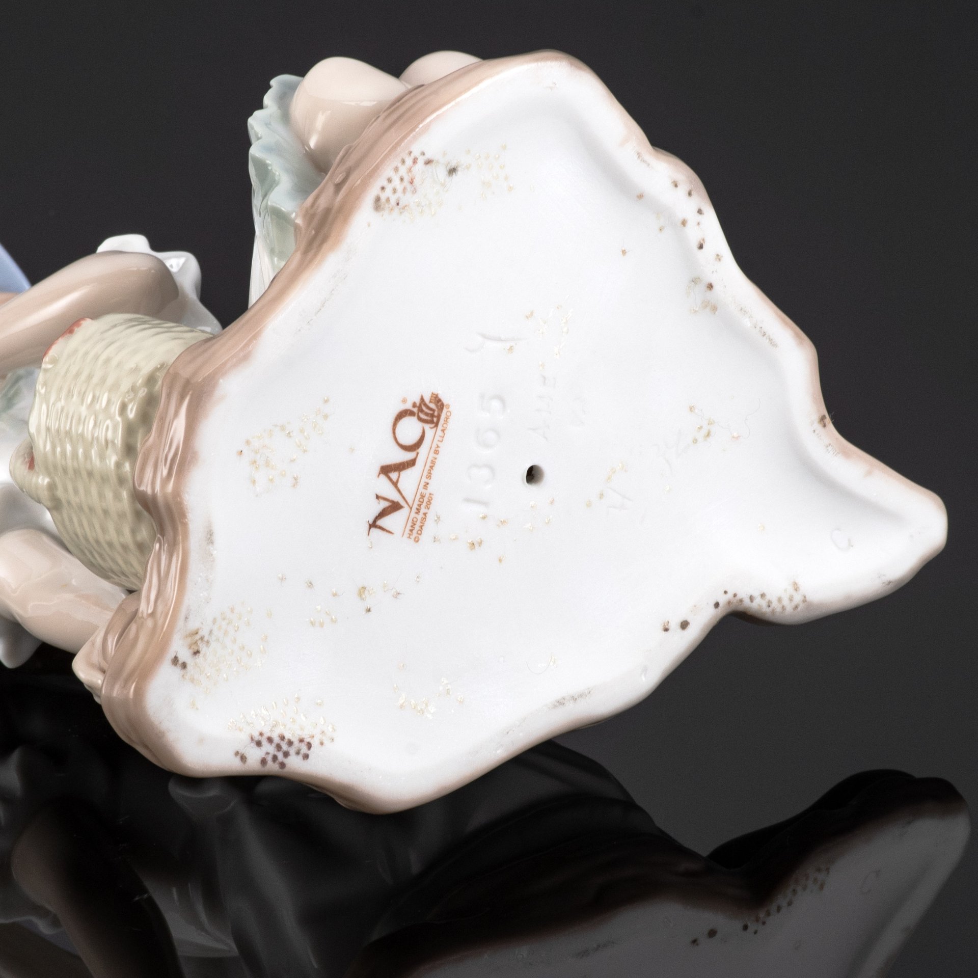 Статуэтка "Девушка с корзиной цветов", NAO Porcelain