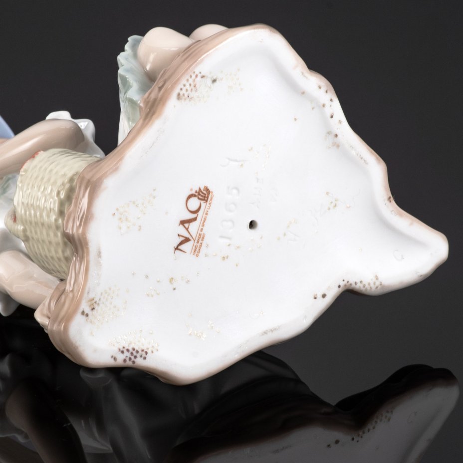 Статуэтка "Девушка с корзиной цветов", NAO Porcelain