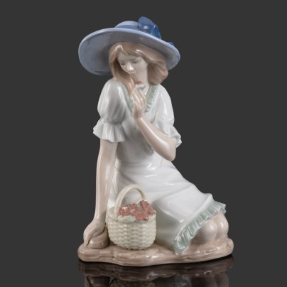 Статуэтка "Девушка с корзиной цветов", NAO Porcelain
