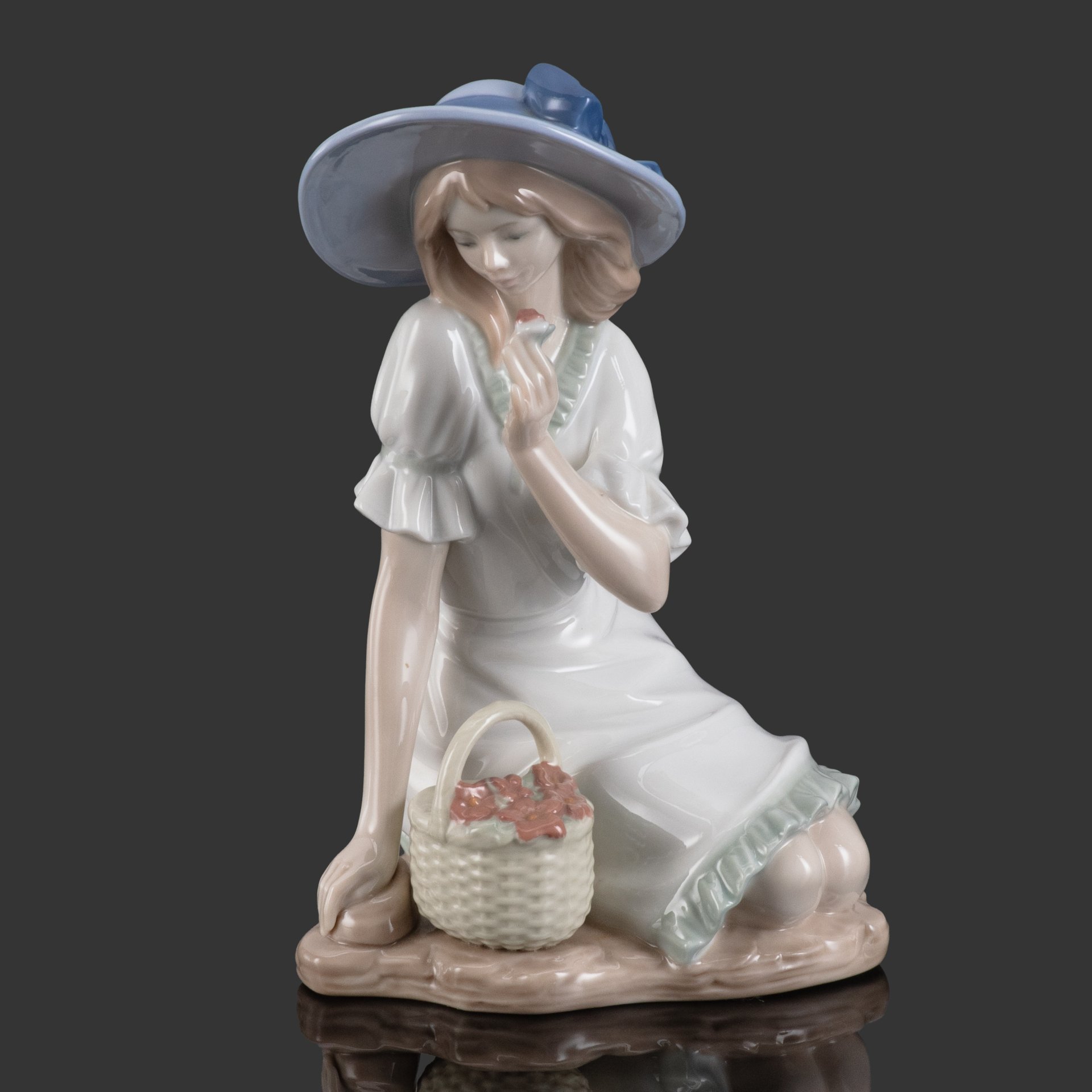 Статуэтка "Девушка с корзиной цветов", NAO Porcelain