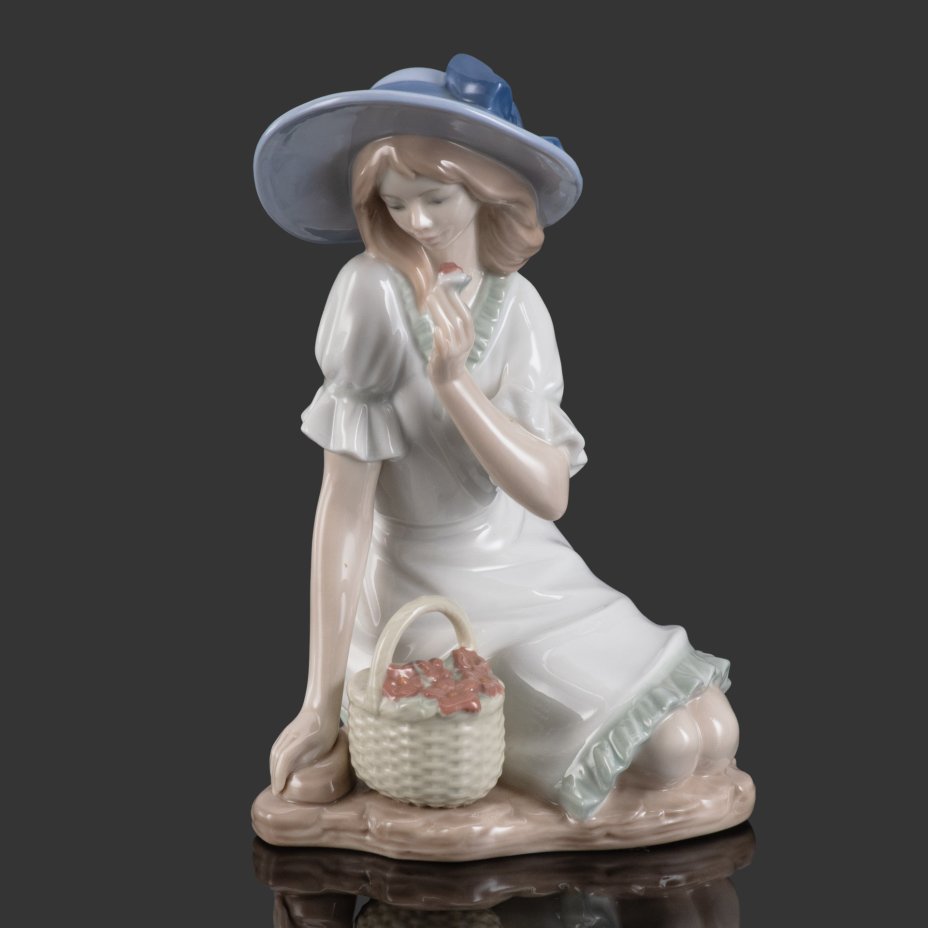 Статуэтка "Девушка с корзиной цветов", NAO Porcelain