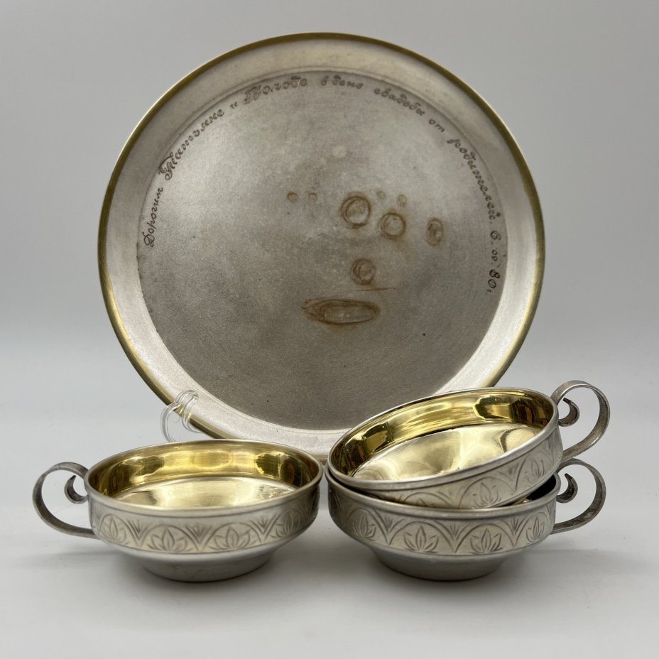 Набор из трех кофейных чашек с орнаментальным декором на подносе с дарственной надписью