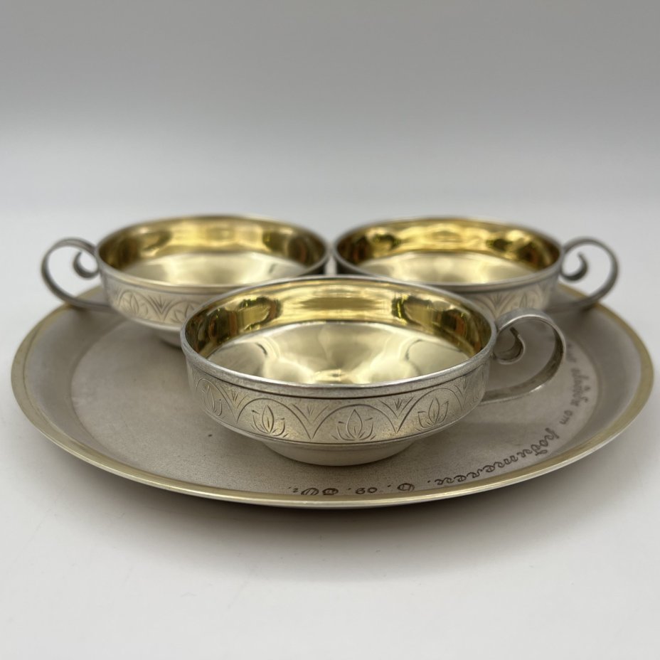 Набор из трех кофейных чашек с орнаментальным декором на подносе с дарственной надписью