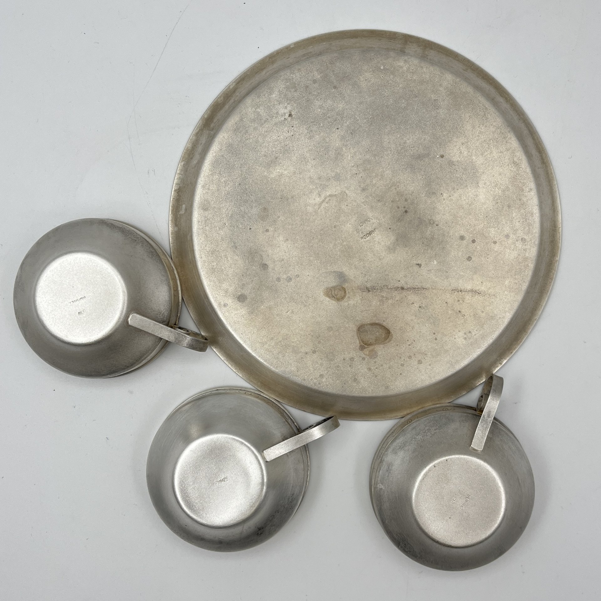 Набор из трех кофейных чашек с орнаментальным декором на подносе с дарственной надписью