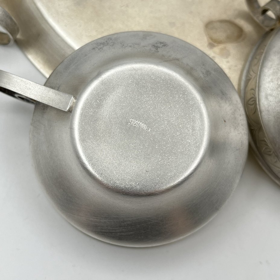 Набор из трех кофейных чашек с орнаментальным декором на подносе с дарственной надписью