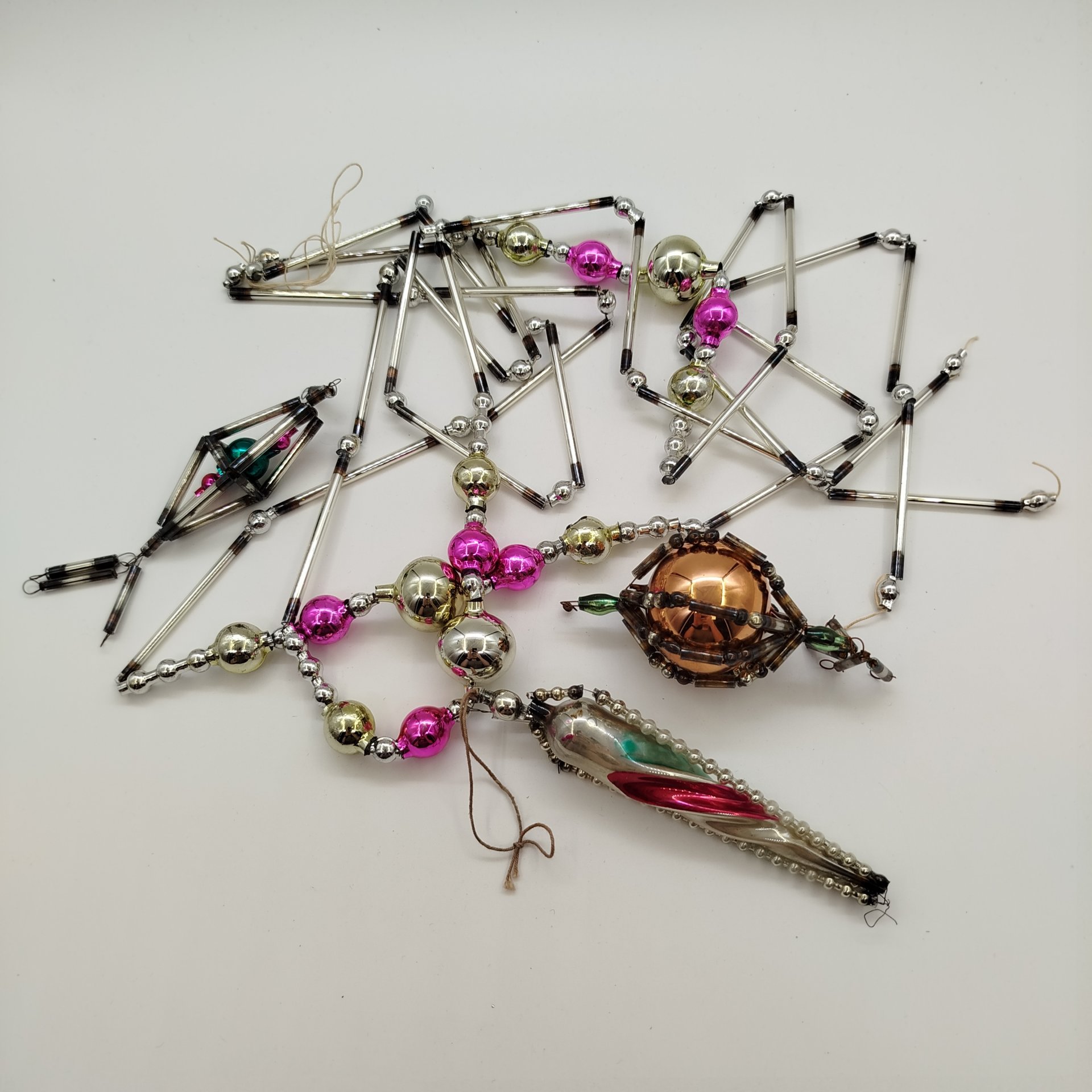 Набор из трех ёлочных игрушек и бус, стекло, стеклярус, роспись, Завод «Лаборприбор», СССР, 1950-1980 гг.