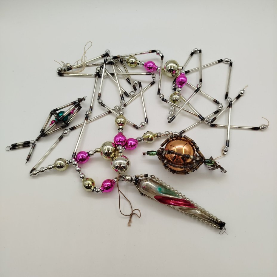 Набор из трех ёлочных игрушек и бус, стекло, стеклярус, роспись, Завод «Лаборприбор», СССР, 1950-1980 гг.