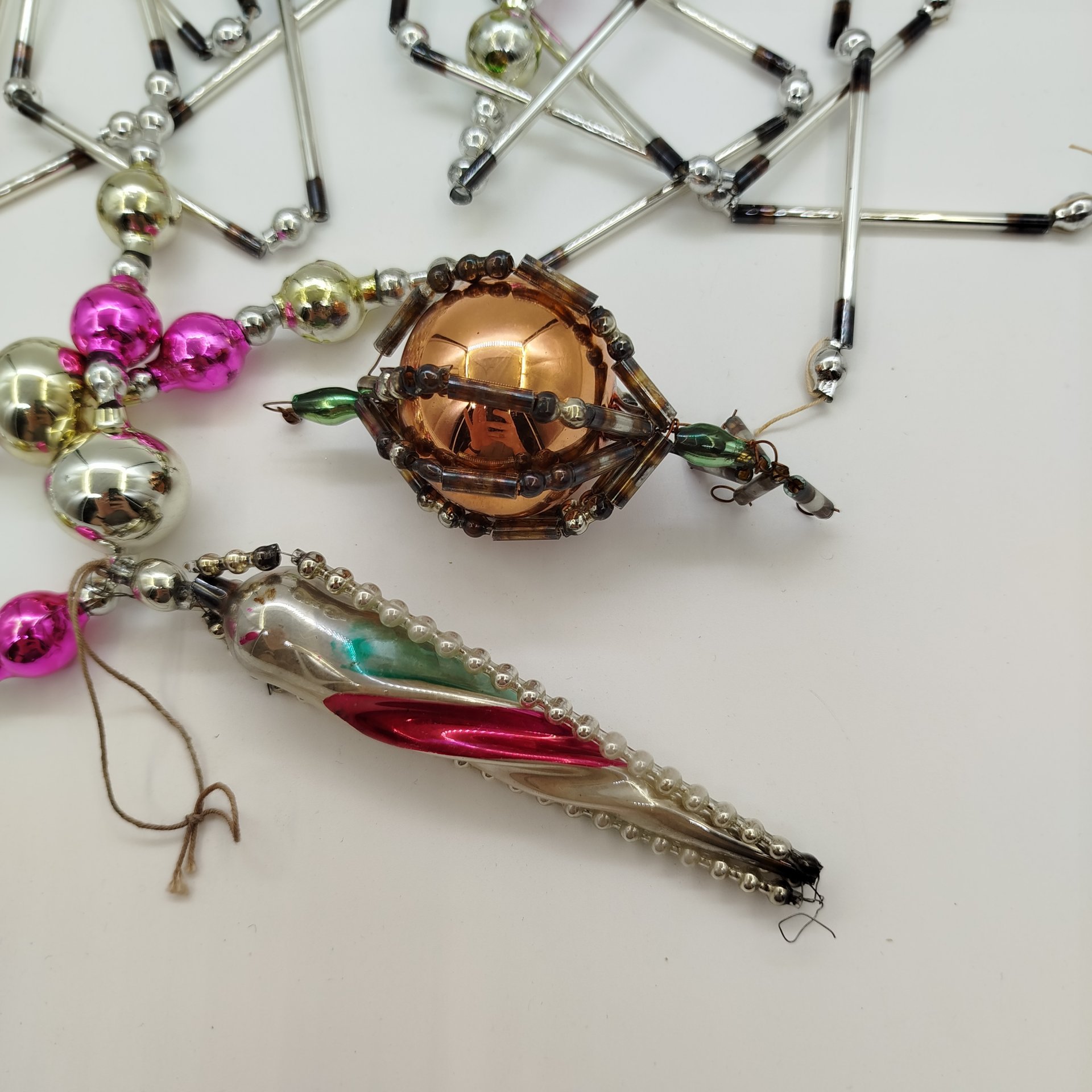 Набор из трех ёлочных игрушек и бус, стекло, стеклярус, роспись, Завод «Лаборприбор», СССР, 1950-1980 гг.