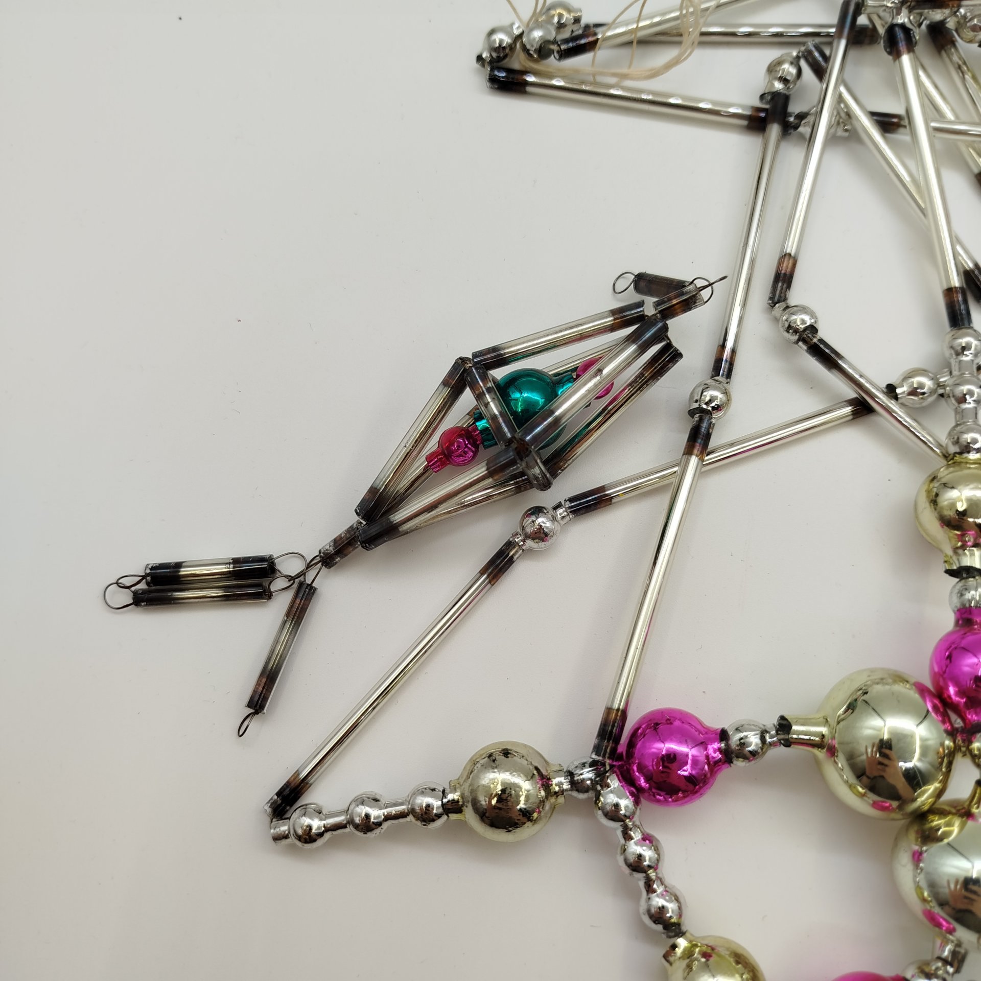 Набор из трех ёлочных игрушек и бус, стекло, стеклярус, роспись, Завод «Лаборприбор», СССР, 1950-1980 гг.