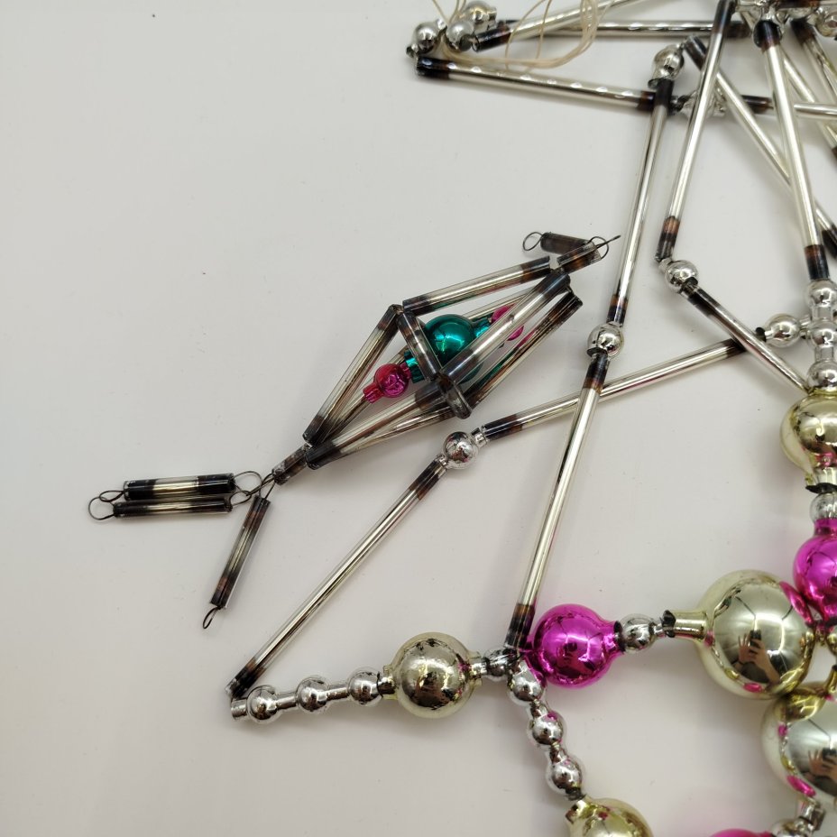 Набор из трех ёлочных игрушек и бус, стекло, стеклярус, роспись, Завод «Лаборприбор», СССР, 1950-1980 гг.