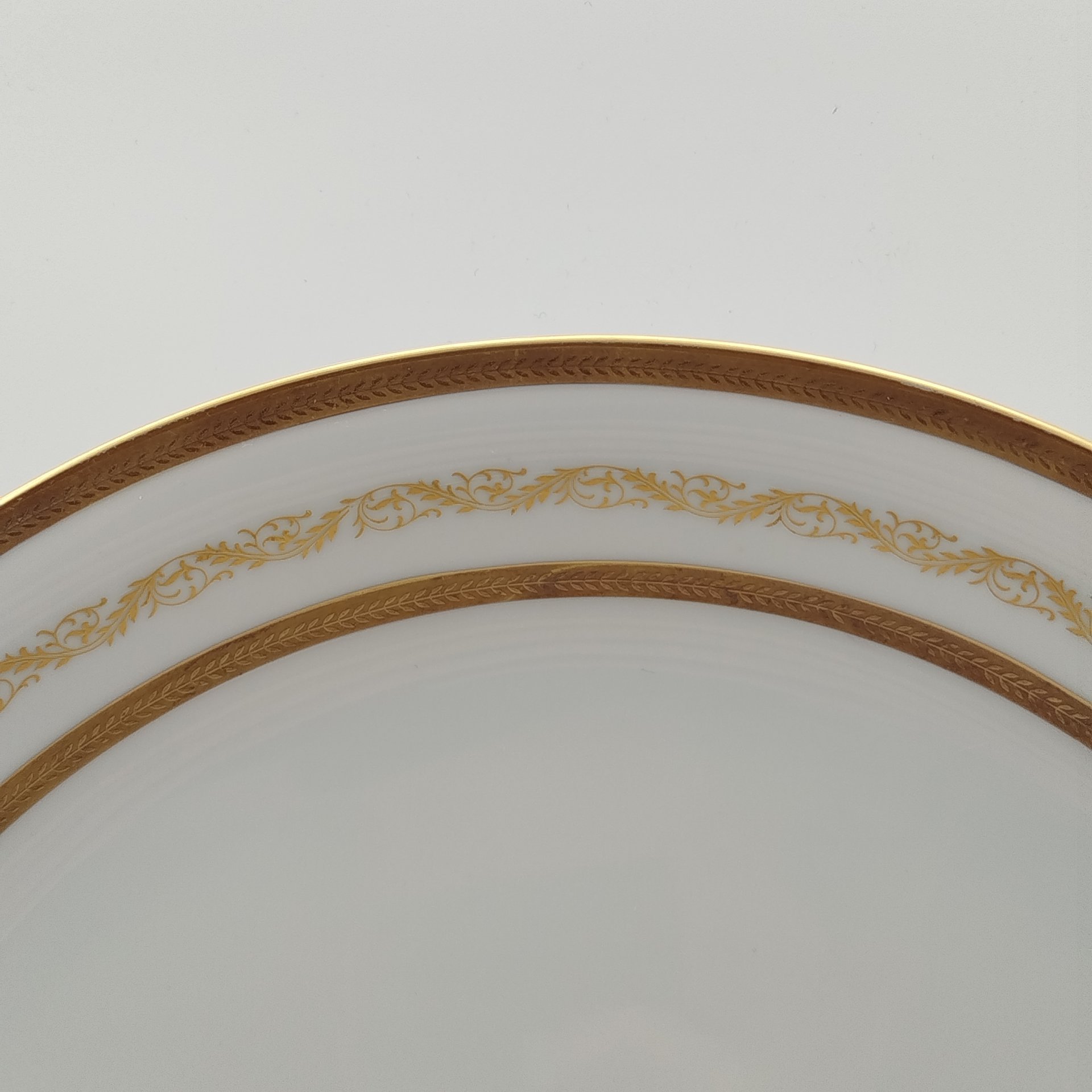 Блюдо круглой формы с растительным декором, серия "Charleroi-Bruxelles", фарфор, золочение, Tirschenreuth, Германия, 1969-1990 гг.