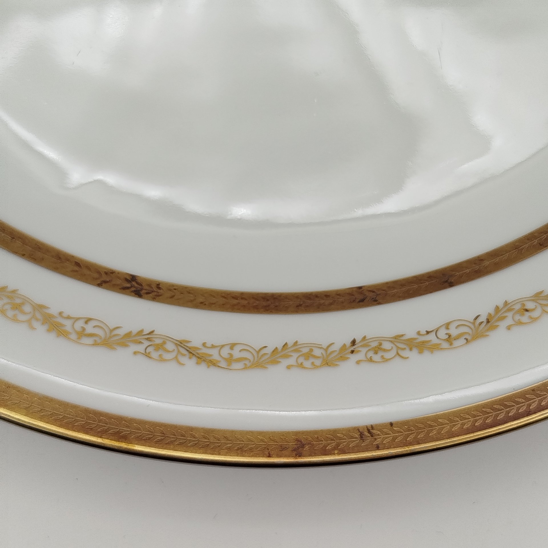 Блюдо круглой формы с растительным декором, серия "Charleroi-Bruxelles", фарфор, золочение, Tirschenreuth, Германия, 1969-1990 гг.