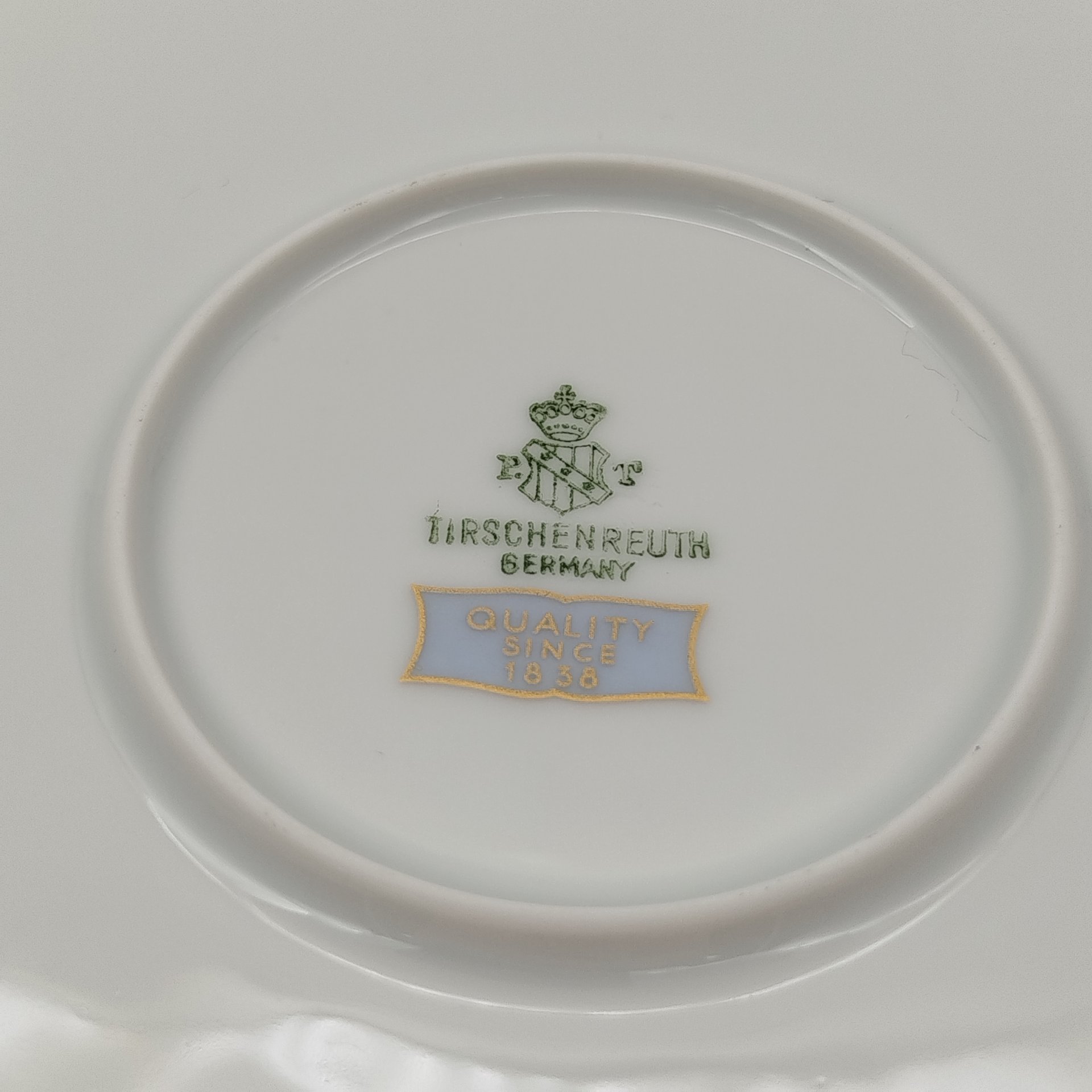 Блюдо круглой формы с растительным декором, серия "Charleroi-Bruxelles", фарфор, золочение, Tirschenreuth, Германия, 1969-1990 гг.