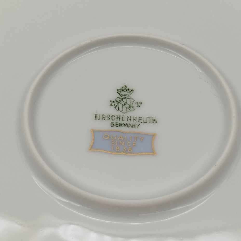 Блюдо круглой формы с растительным декором, серия "Charleroi-Bruxelles", фарфор, золочение, Tirschenreuth, Германия, 1969-1990 гг.