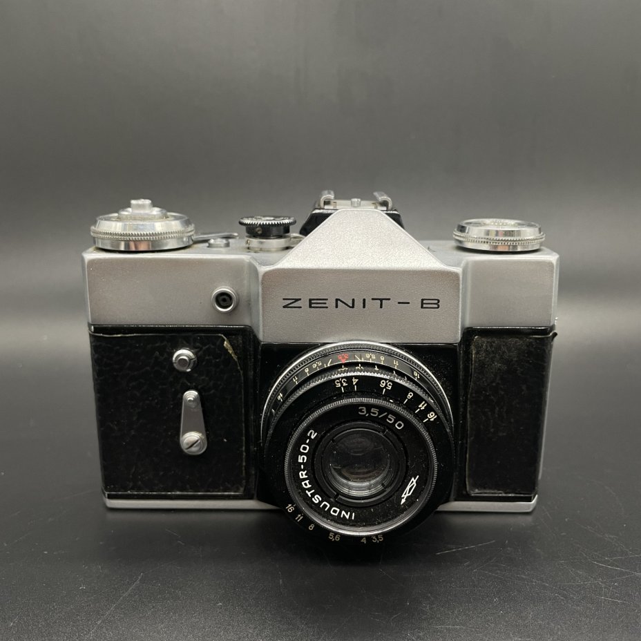 Фотоаппарат пленочный "Зенит-B" с объективом "Индустар-50-2" в кофре, Красногорский механический завод (КМЗ)