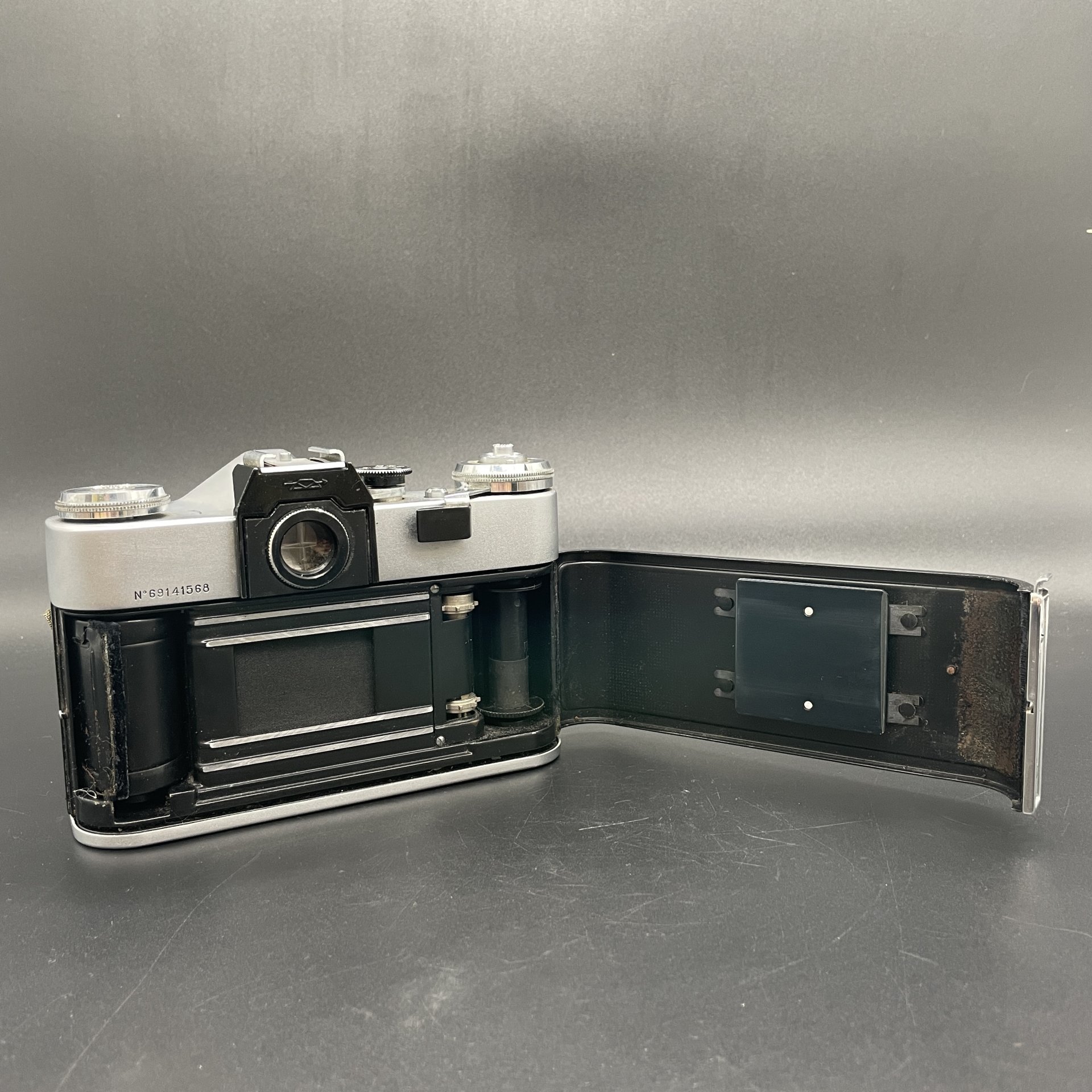 Фотоаппарат пленочный "Зенит-B" с объективом "Индустар-50-2" в кофре, Красногорский механический завод (КМЗ)
