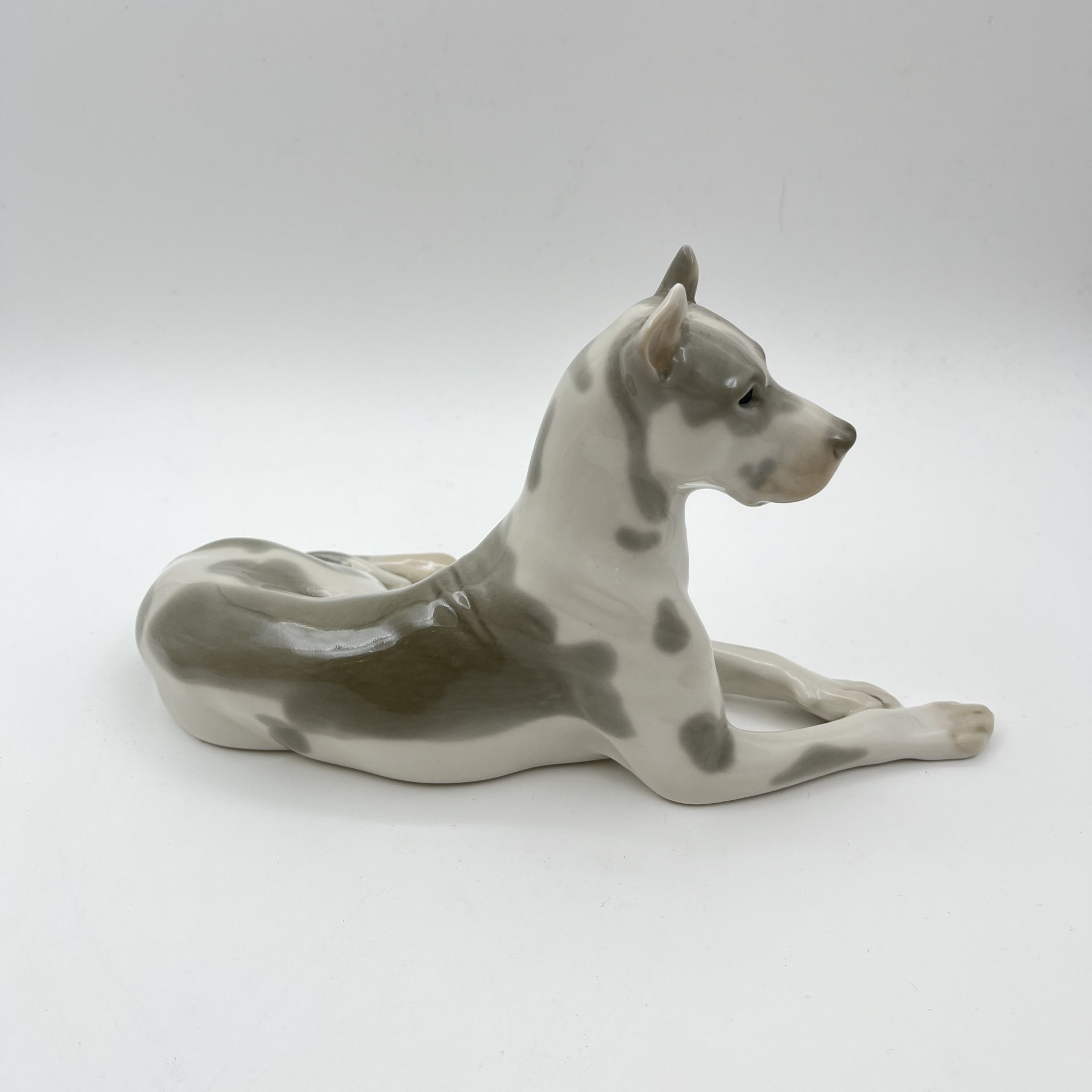 Статуэтка "Мраморный дог", скульптор И.И. Ризнич, фарфор, роспись, Ленинградский фарфоровый завод (ЛФЗ), СССР, 1970-1986 гг.