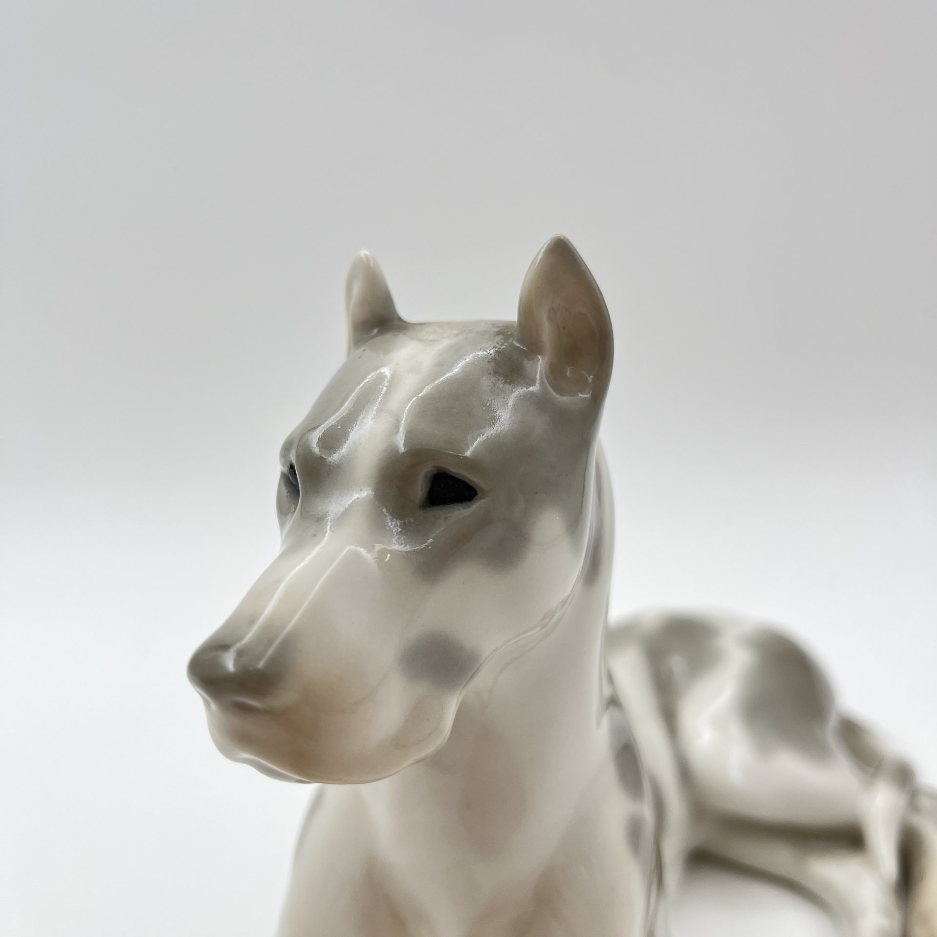Статуэтка "Мраморный дог", скульптор И.И. Ризнич, фарфор, роспись, Ленинградский фарфоровый завод (ЛФЗ), СССР, 1970-1986 гг.