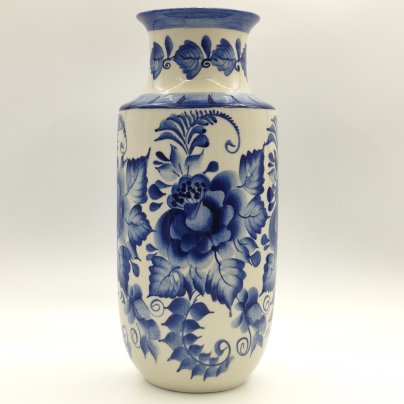 Ваза большая, декорированная цветочными мотивами по тулову, Гжель, фарфор, роспись, СССР, 1970-1990 гг.