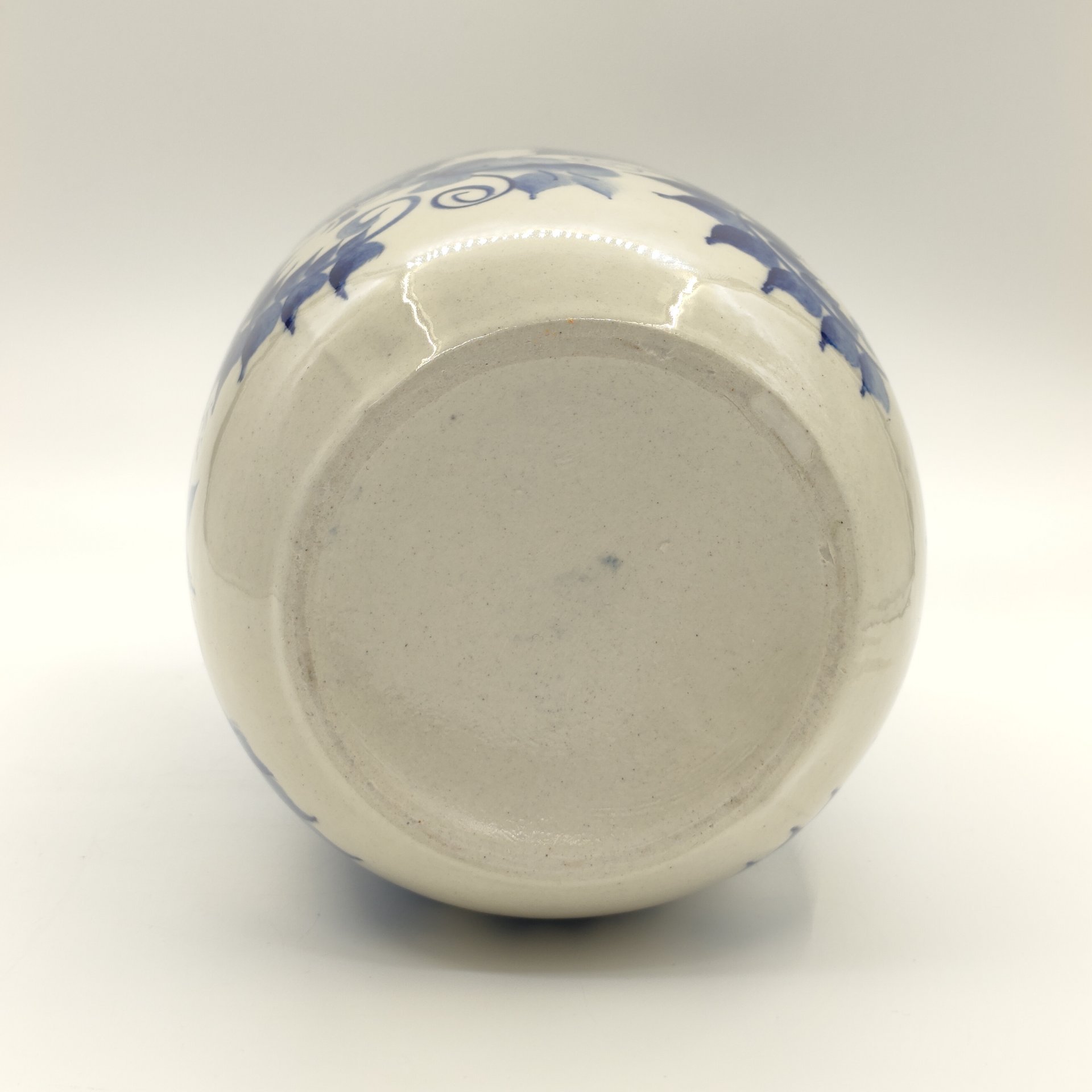 Ваза большая, декорированная цветочными мотивами по тулову, Гжель, фарфор, роспись, СССР, 1970-1990 гг.