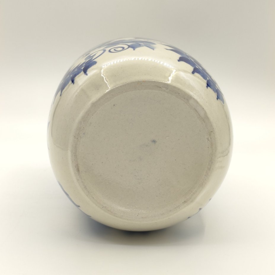 Ваза большая, декорированная цветочными мотивами по тулову, Гжель