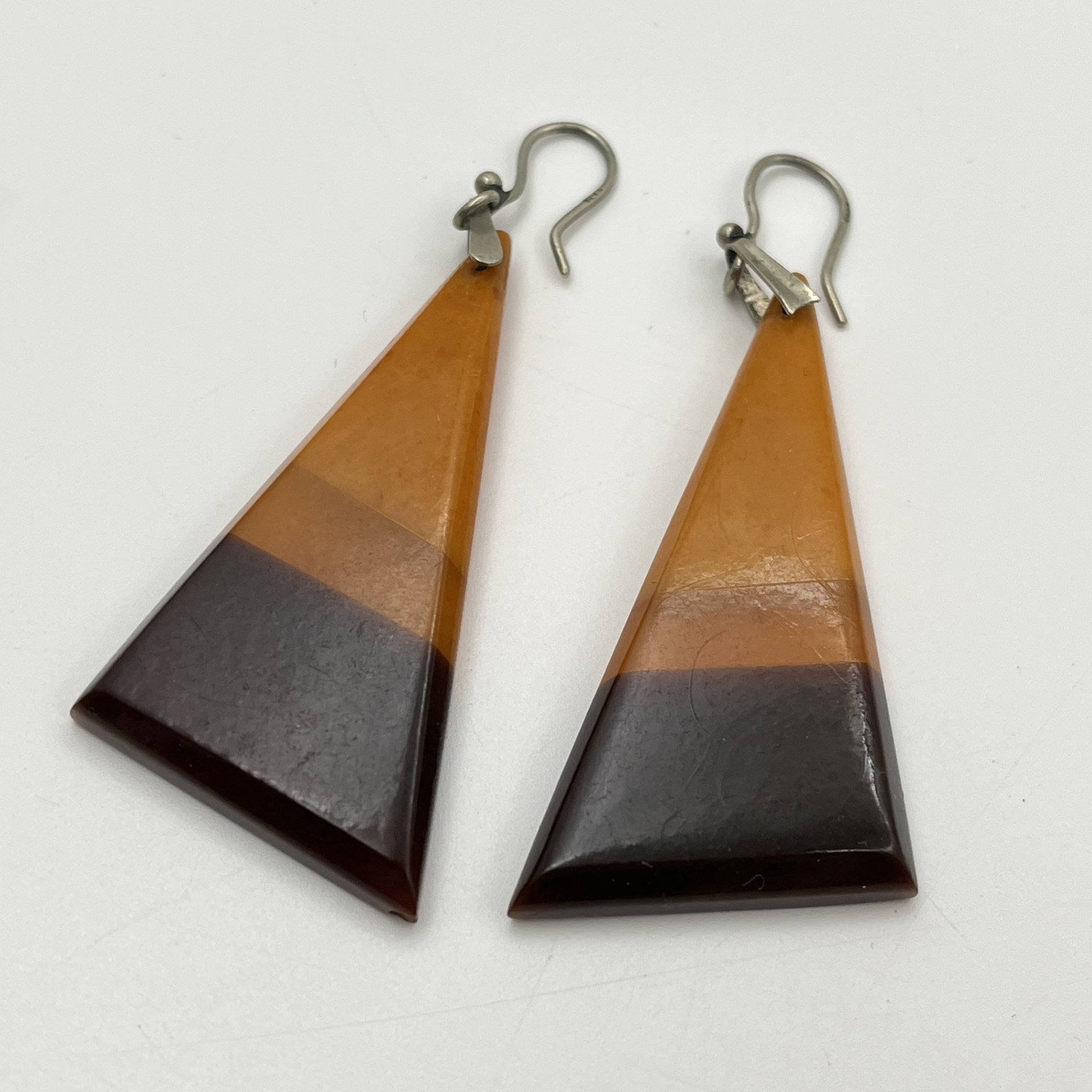 Серьги в форме треугольника с градиентом цвета, янтарь, СССР, 1980-1990 гг.