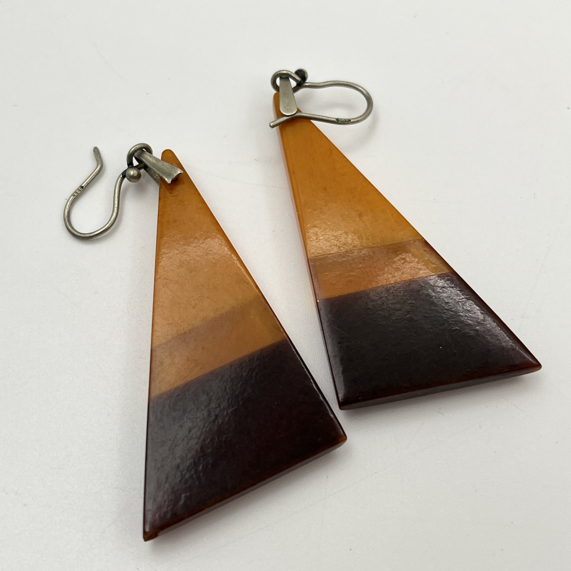 Серьги в форме треугольника с градиентом цвета, янтарь, СССР, 1980-1990 гг.